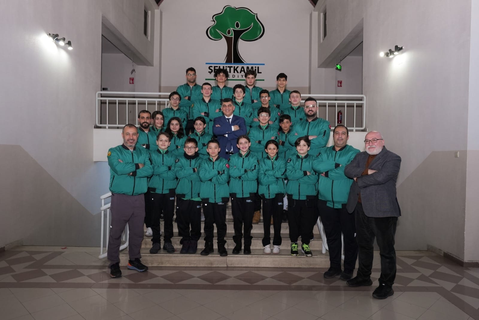 BAŞKAN FADILOĞLU, ŞAMPİYON YÜZÜCÜLERLE BİR ARAYA GELDİ