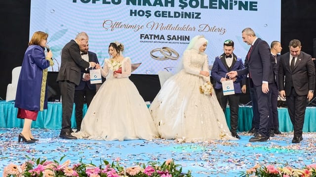 Çiftlere Gelinlik, Damatlık, Ayakkabı, Beyaz Eşya ve Altın Hediye Edildi