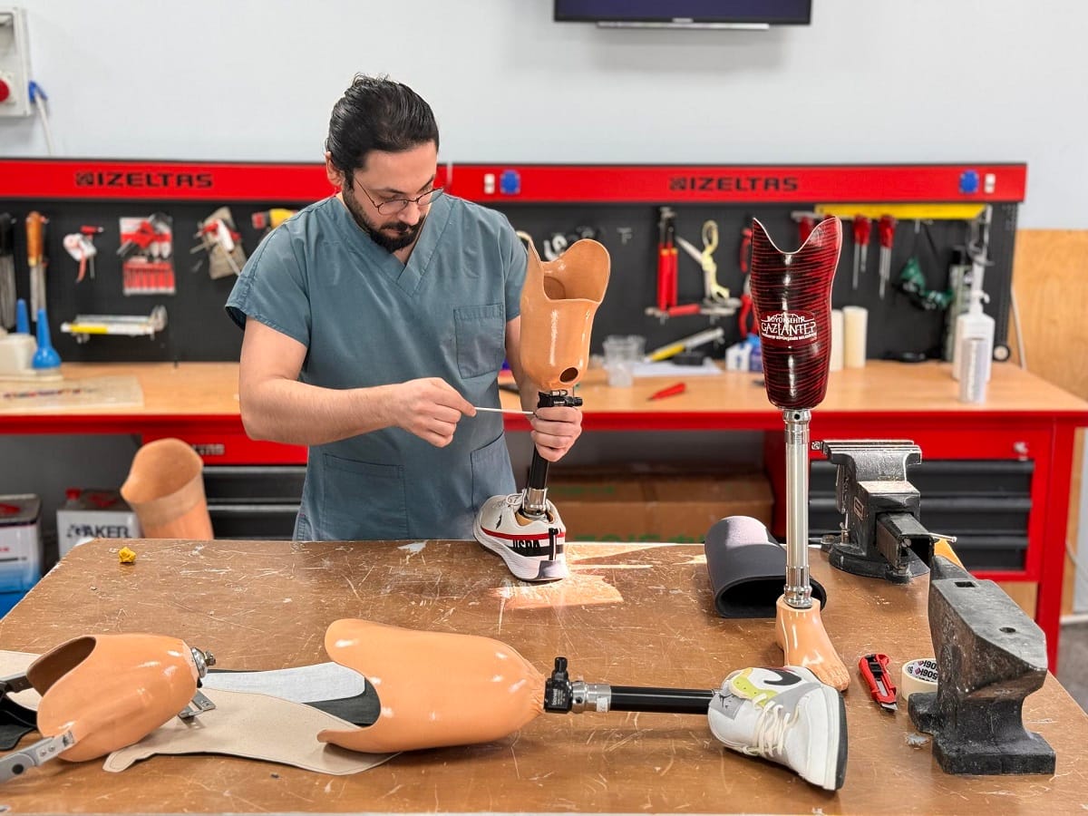 ORTEZ PROTEZ MERKEZİ, ENGELLİ AFETZEDELERİN UMUDU OLUYOR