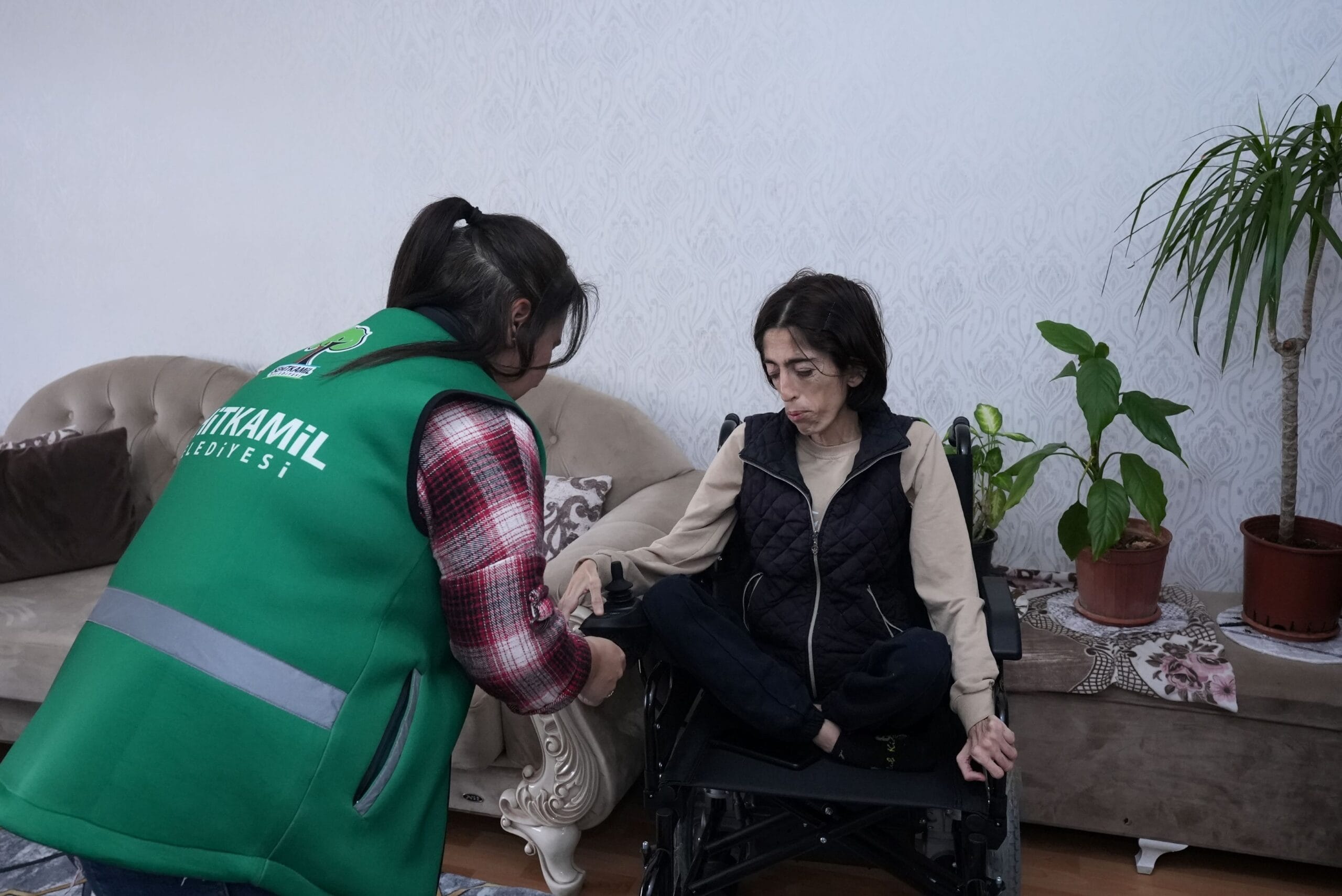 TEKERLEKLİ SANDALYESİ ÇALINDI, ŞEHİTKAMİL’İN ARMAĞANIYLA SEVİNDİ