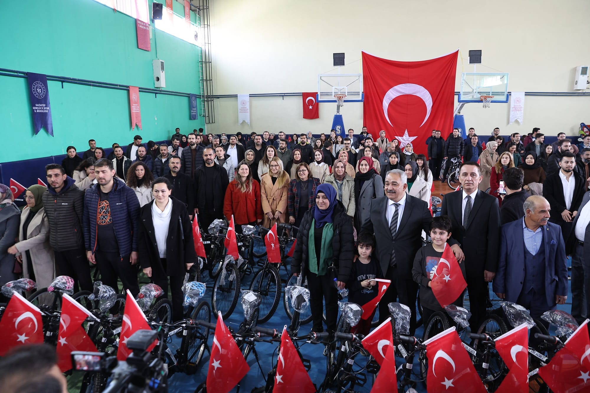 BÜYÜKŞEHİR, YAVUZELİ VE ARABAN’DAKİ ÖĞRETMENLERE BİSİKLET DAĞITTI 