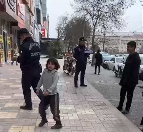 CHP’Lİ ÖZTÜRKMEN, ZABITALARIN BROŞÜR DAĞITMASINA SERT TEPKİ GÖSTERDİ: “BELEDİYE BAŞKANI VE ZABITALAR SUÇ İŞLİYOR” 