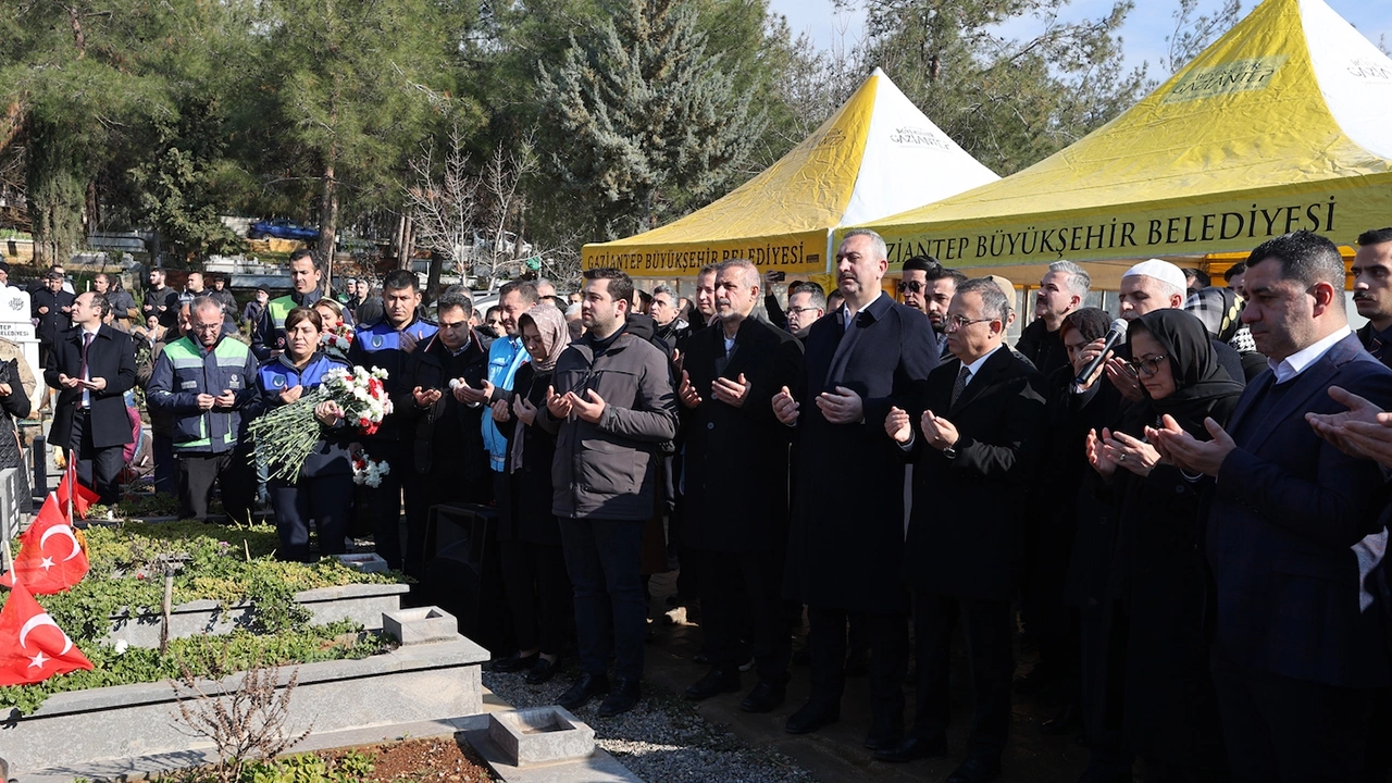 Depremde yaşamını yitirenler anıldı