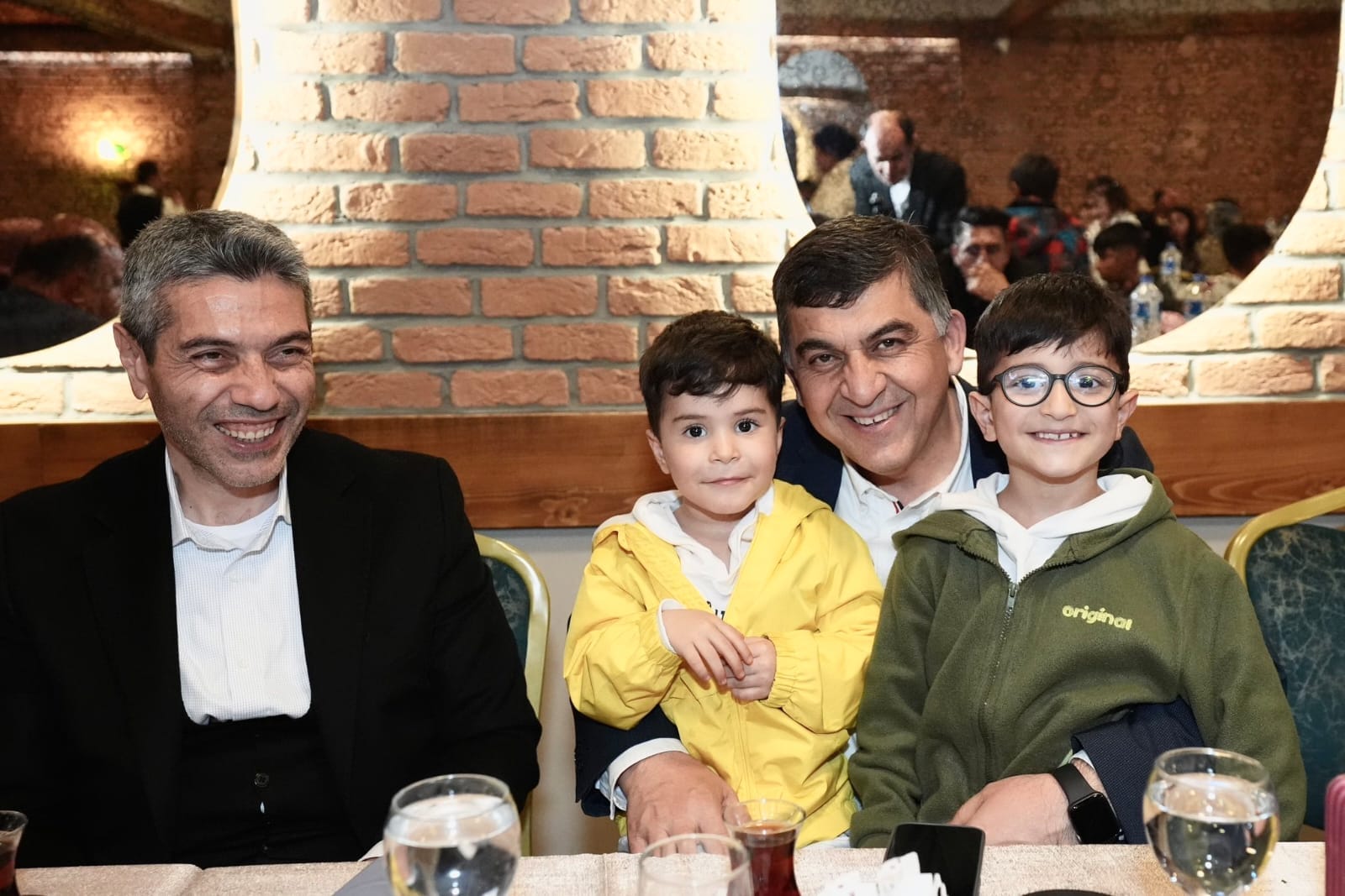 BAŞKAN FADILOĞLU, YETİM ÇOCUKLAR VE ANNELERİYLE İFTAR AÇTI