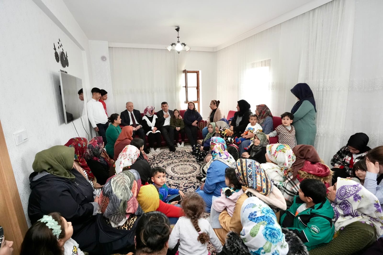 BAŞKAN FADILOĞLU, ZİYARET ETTİĞİ HER ADRESTE BÜYÜK İLGİ GÖRÜYOR