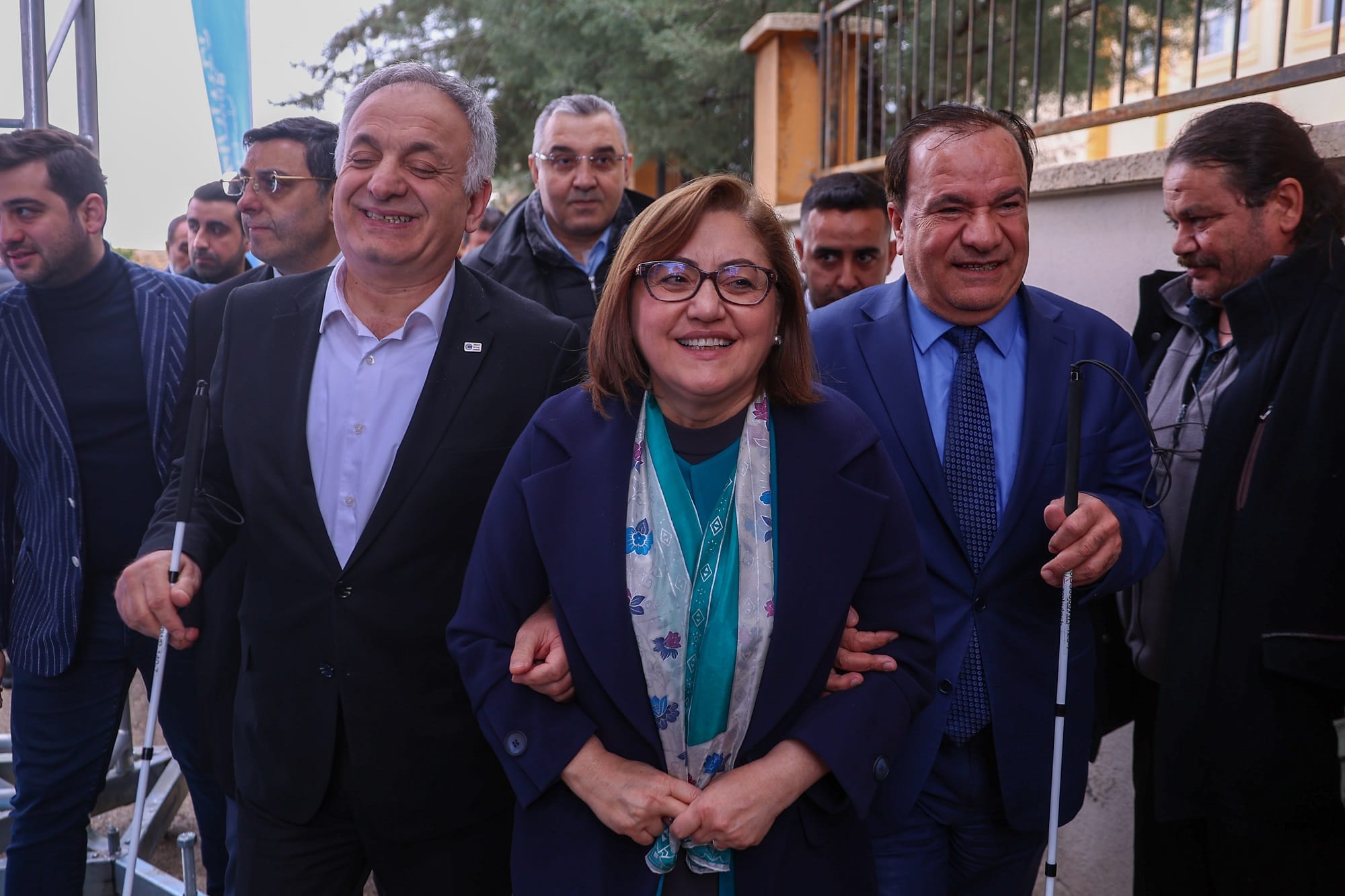 BAŞKAN ŞAHİN, BUĞDAY TANESİ PROTEZ ORTEZ YAPIM VE UYGULAMA MERKEZİ’NDE HİZMET ALAN ENGELLİLERLE BİR ARAYA GELDİ