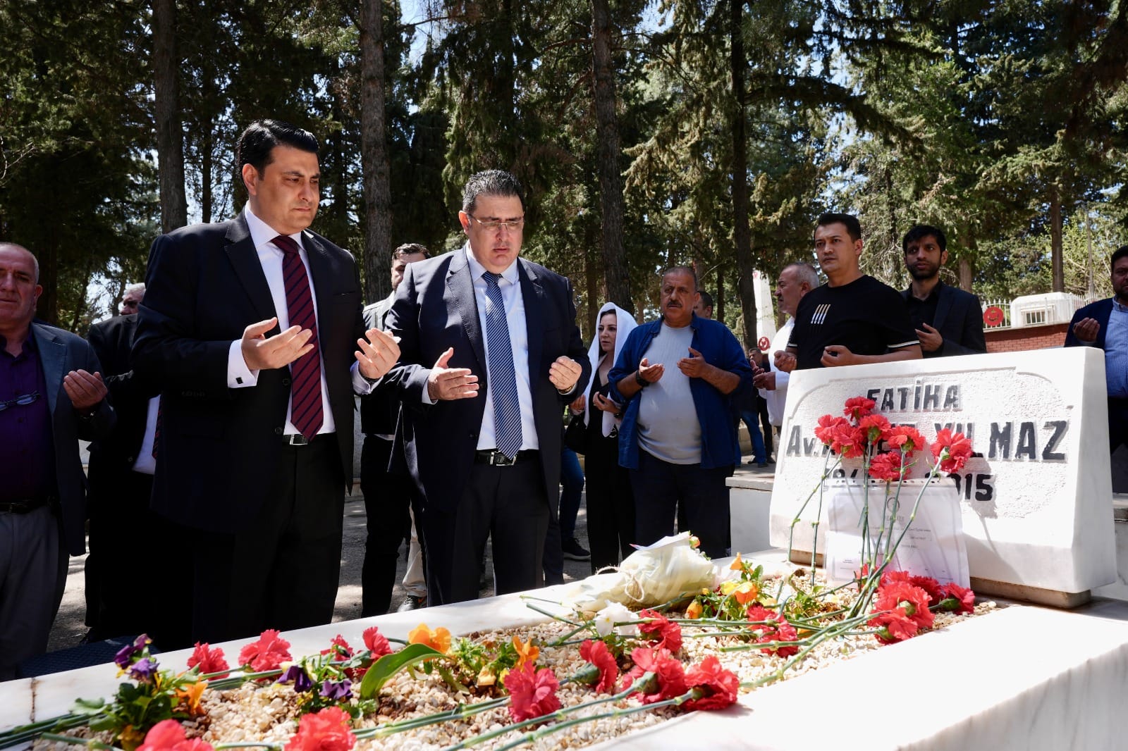 MAZBATAYI ALAN BAŞKAN YILMAZ, İLK ZİYARETİNİ BABASININ KABRİNE YAPTI