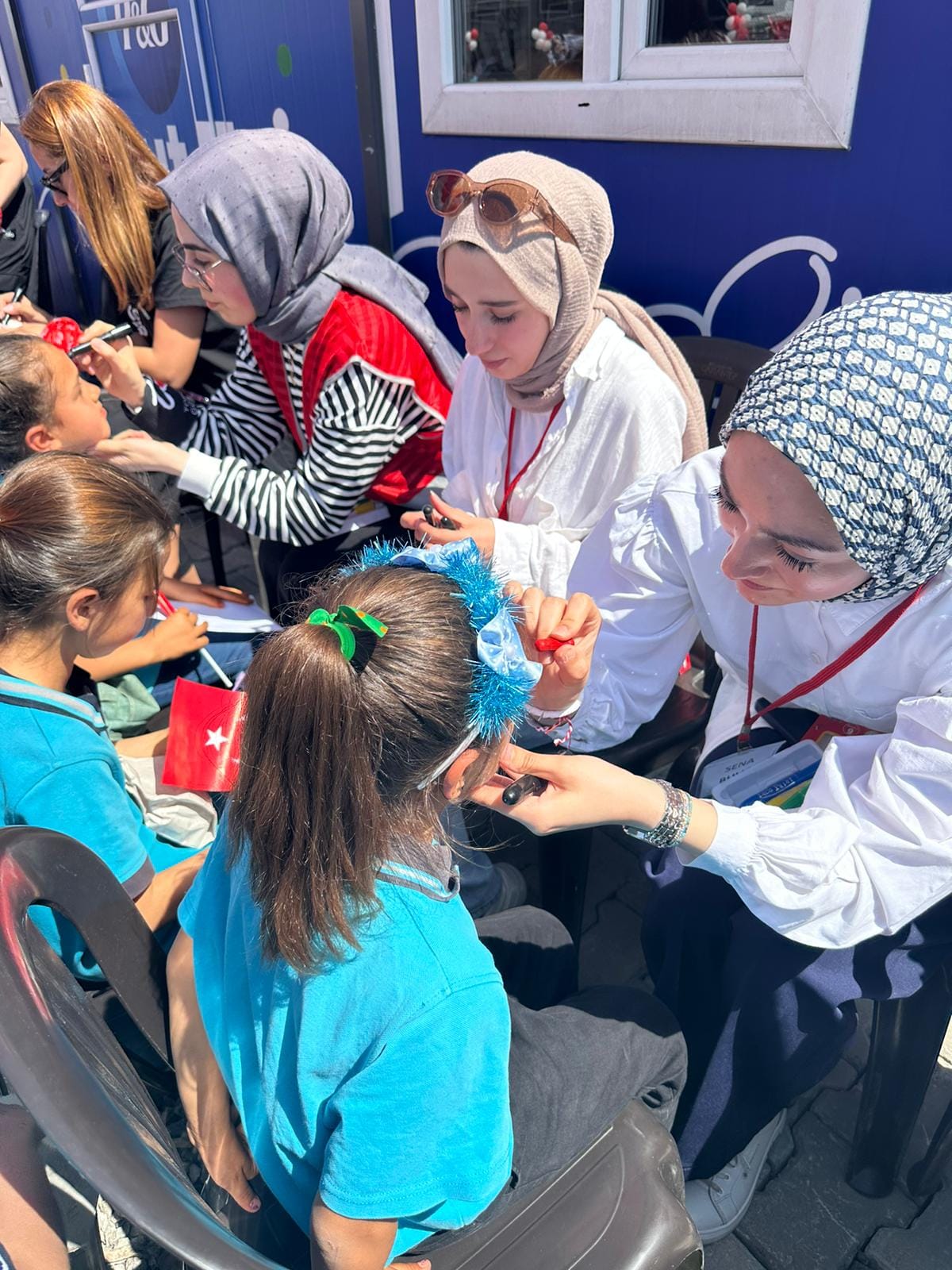 KONTEYNER KENT’TE YAŞAYAN ÇOCUKLAR, 23 NİSAN ÇOCUK BAYRAMI’NI KUTLADI…