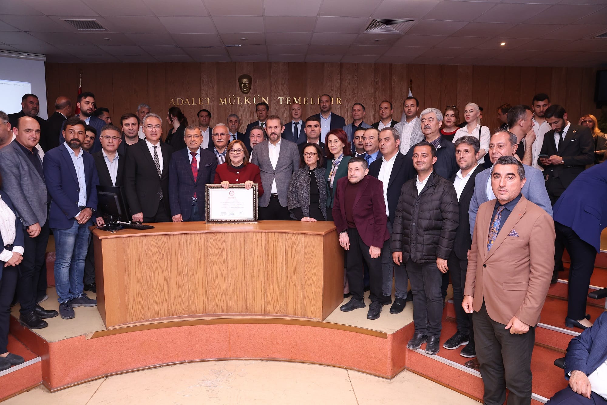 BAŞKAN ŞAHİN YENİ DÖNEME RESMEN BAŞLADI