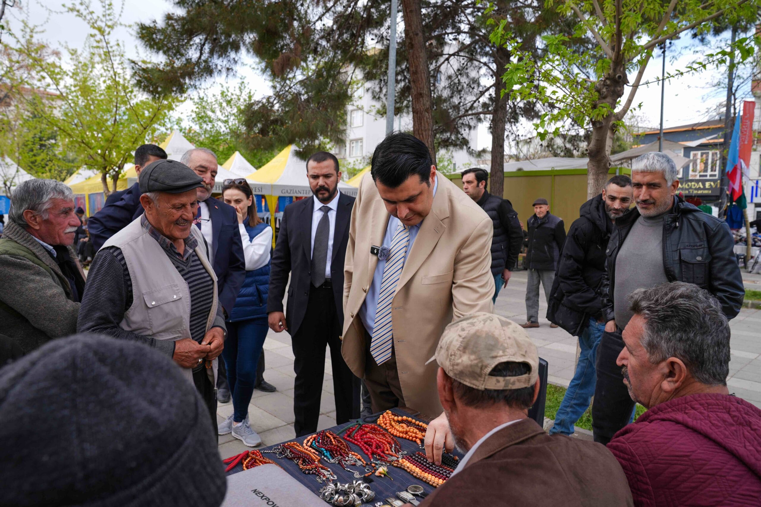 BAŞKAN YILMAZ’A KARŞIYAKA’DA SEVGİ SELİ