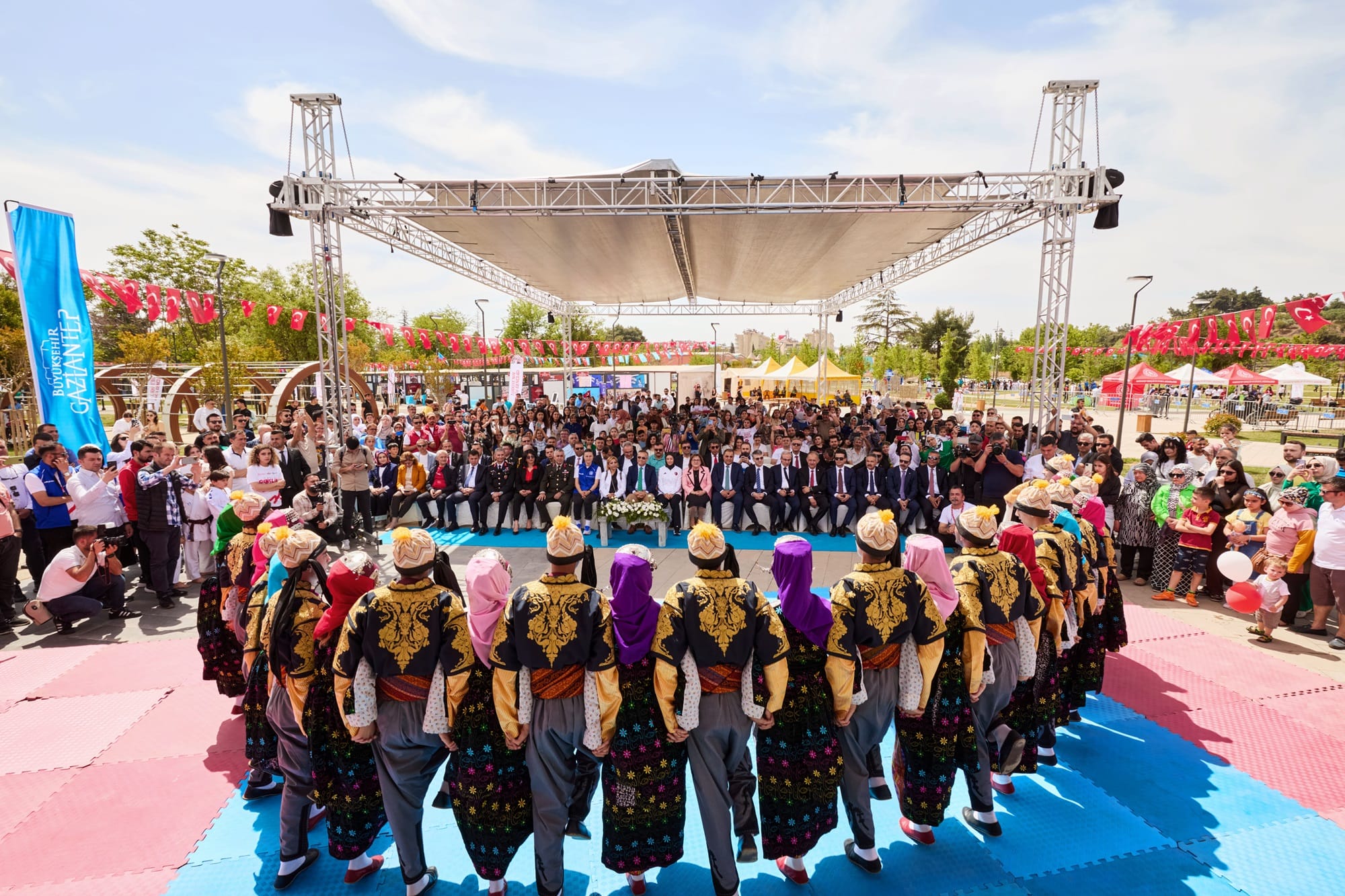 BAŞKAN ŞAHİN, GAZİANTEP BÜYÜKŞEHİR’İN DÜZENLEDİĞİ 19 MAYIS ATATÜRKÜ ANMA, GENÇLİK VE SPOR BAYRAMI ETKİNLİKLERİNE KATILDI