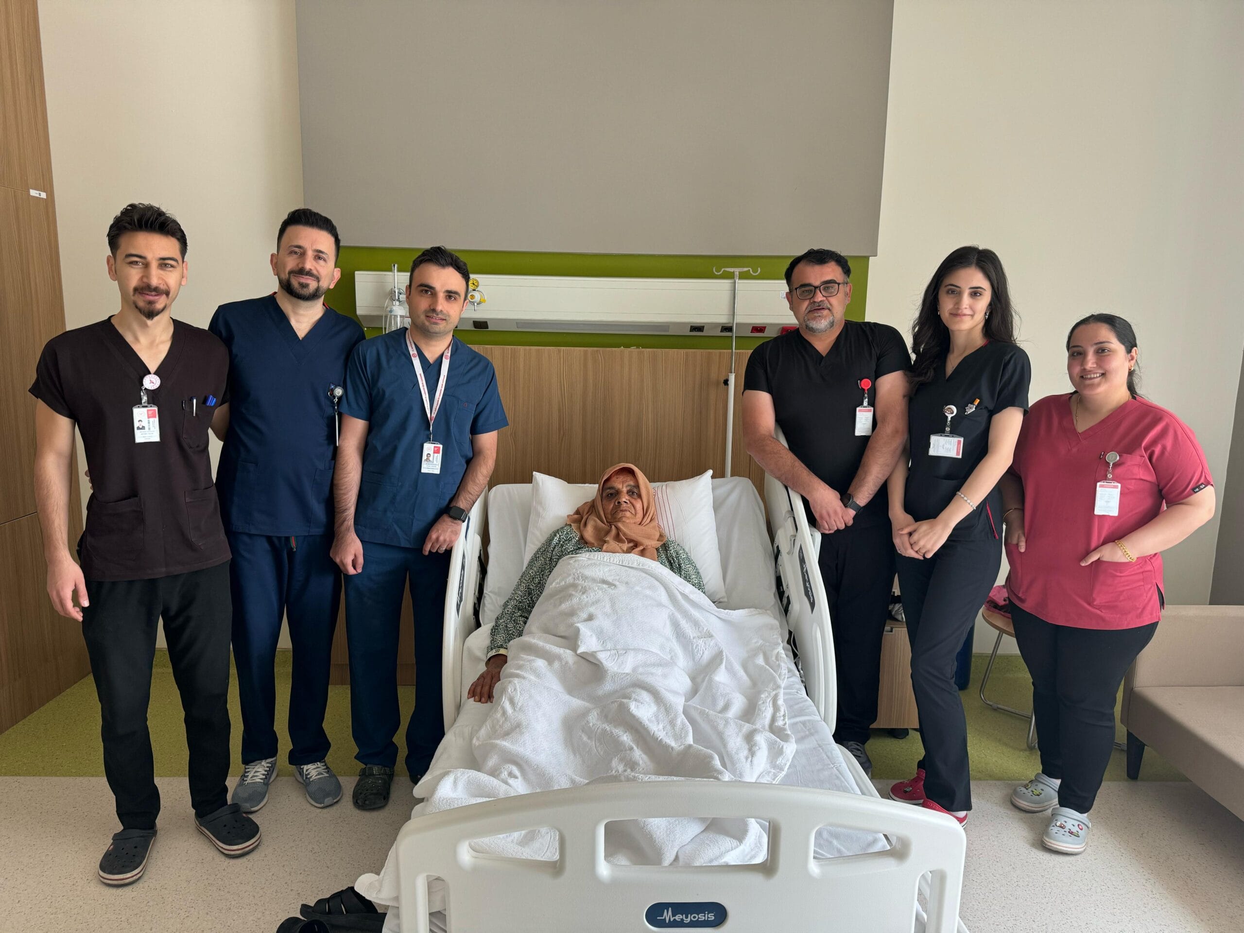 KARIN AĞRISIYLA GELDİ, BÖBREĞİNDEN 35 CM’LİK KİTLE ÇIKARILDI