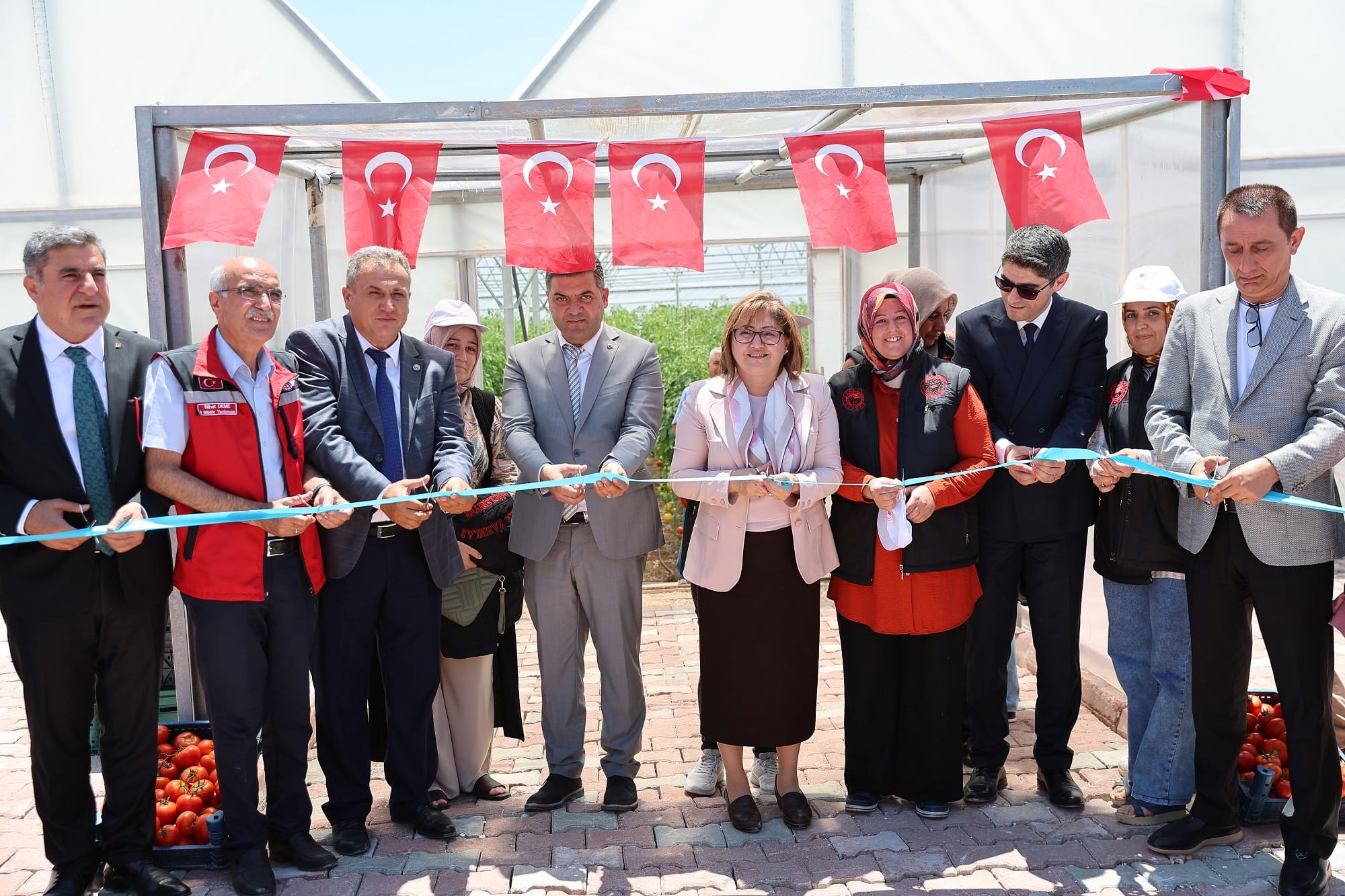 ŞAHİN: KADINLARIMIZIN KENDİ SERASINI KURACAĞI ÜRETİME DAHİL OLACAĞI VE ÜRÜNLERİNİ E-TİCARETLE SATACAĞI YENİ BİR DÖNEMDEYİZ 