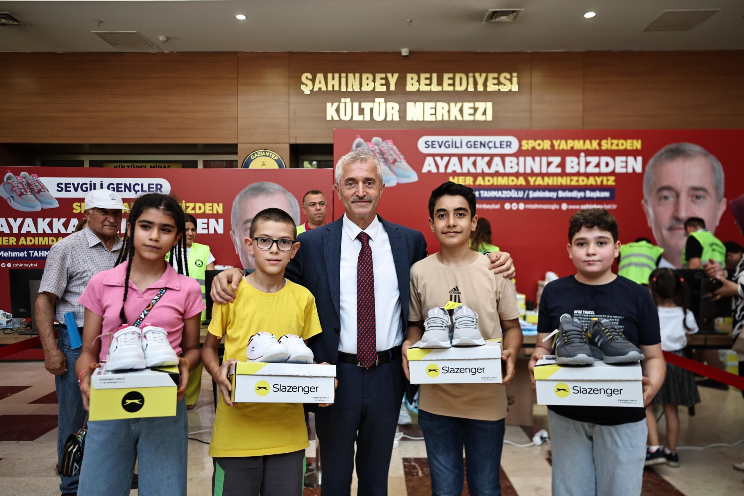 ŞAHİNBEY BELEDİYESİ’DEN ÖĞRENCİLERE 1 MİLYON 268 BİN SPOR AYAKKABISI HEDİYE