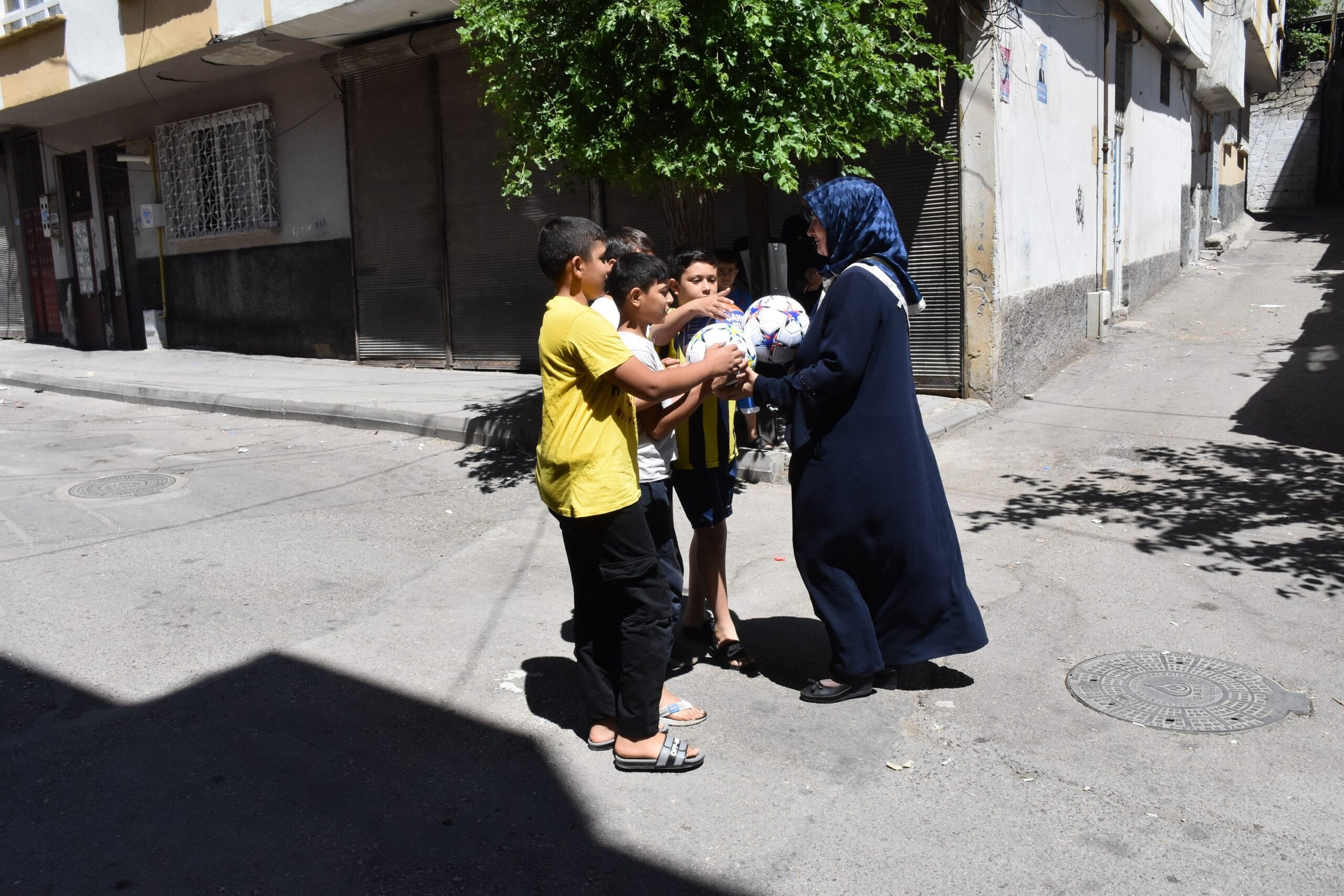 BANKAM ATIKTAN ALDIĞI HEDİYELER İLE ÇOCUKLARI SEVİNDİRİYOR