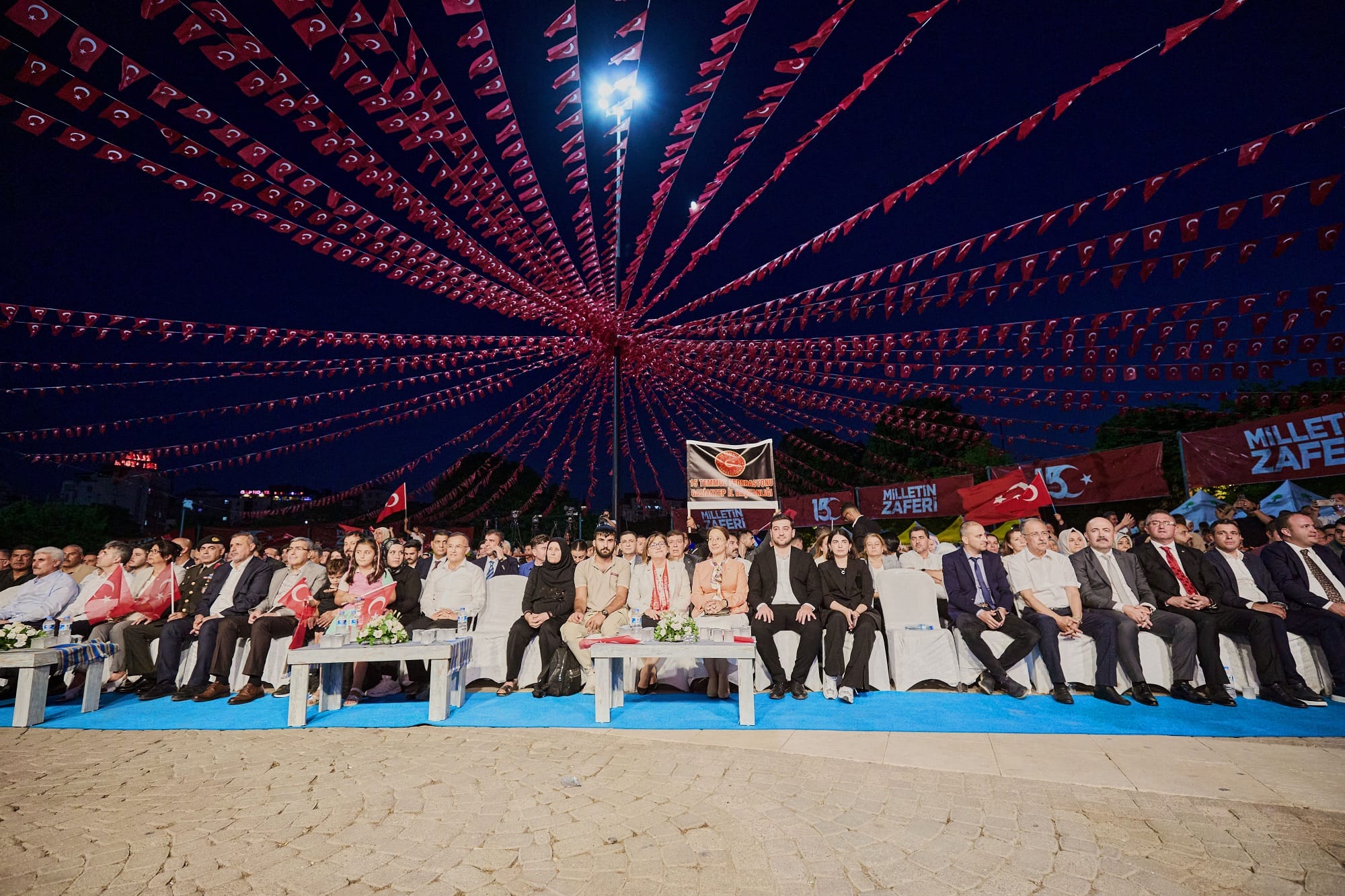 GAZİ ŞEHİRLİLER, DESTANSI DİRENİŞ 15 TEMMUZ’DA MEYDANLARDAYDI