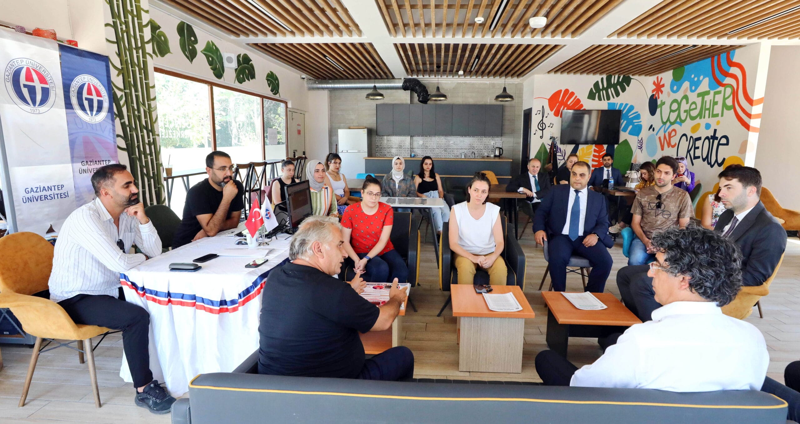 GENÇLİK HİZMETLERİ MÜDÜRÜ DR. ENES EFENDİOĞLU GAÜN TERCİH OFİSİ’Nİ ZİYARET ETTİ