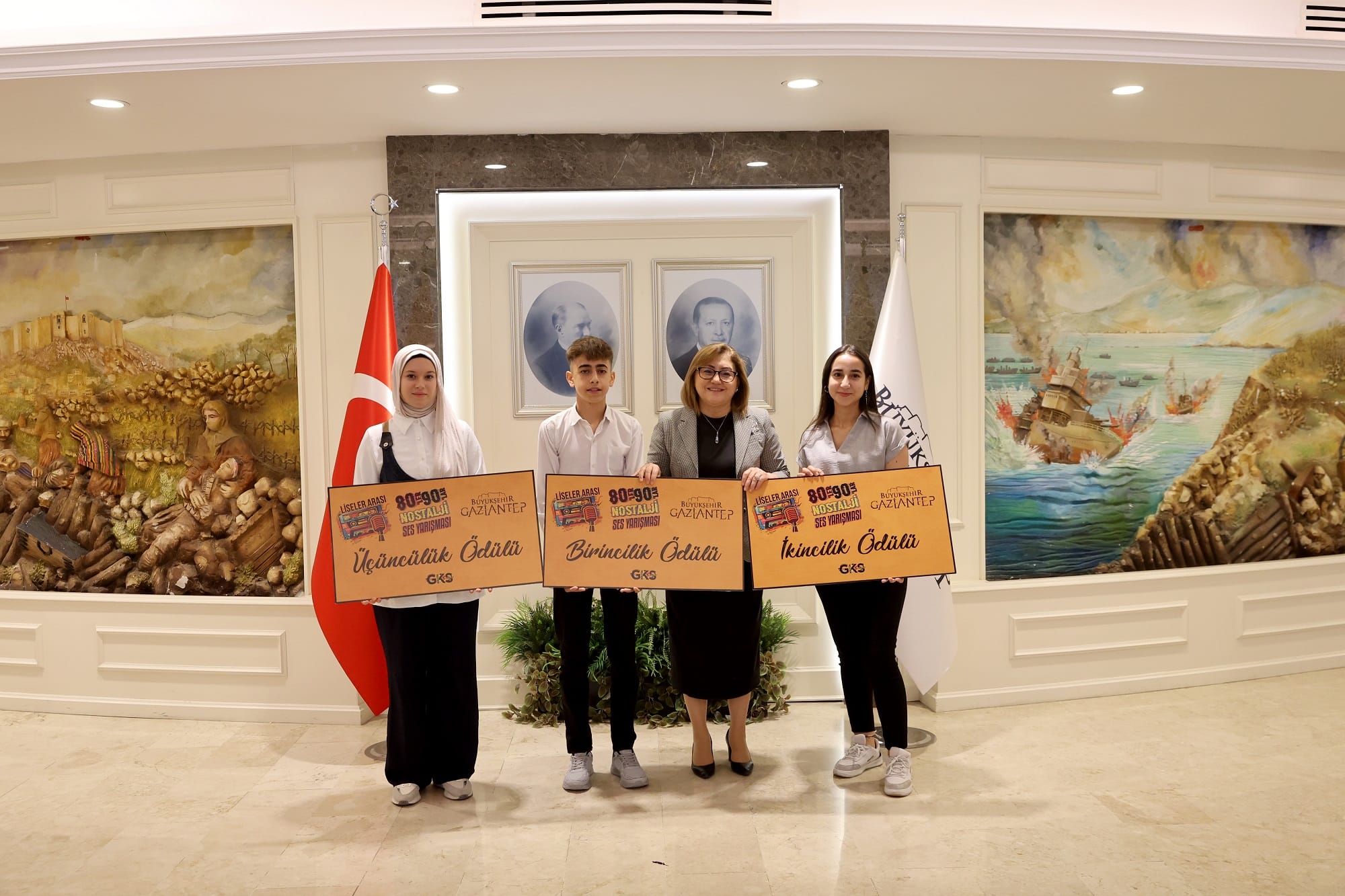 LİSELER ARASI 80’LER 90’LAR NOSTALJİ SES YARIŞMASININ ÖDÜLLERİ BAŞKAN ŞAHİN TARAFINDAN VERİLDİ