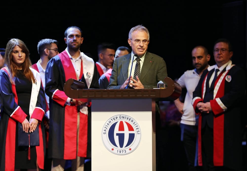 REKTÖR PROF. DR. ÖZAYDIN: KARAMSAR OLMAYIN, TÜRKİYE’NİN VE SİZİN ÖNÜNÜZ AÇIK