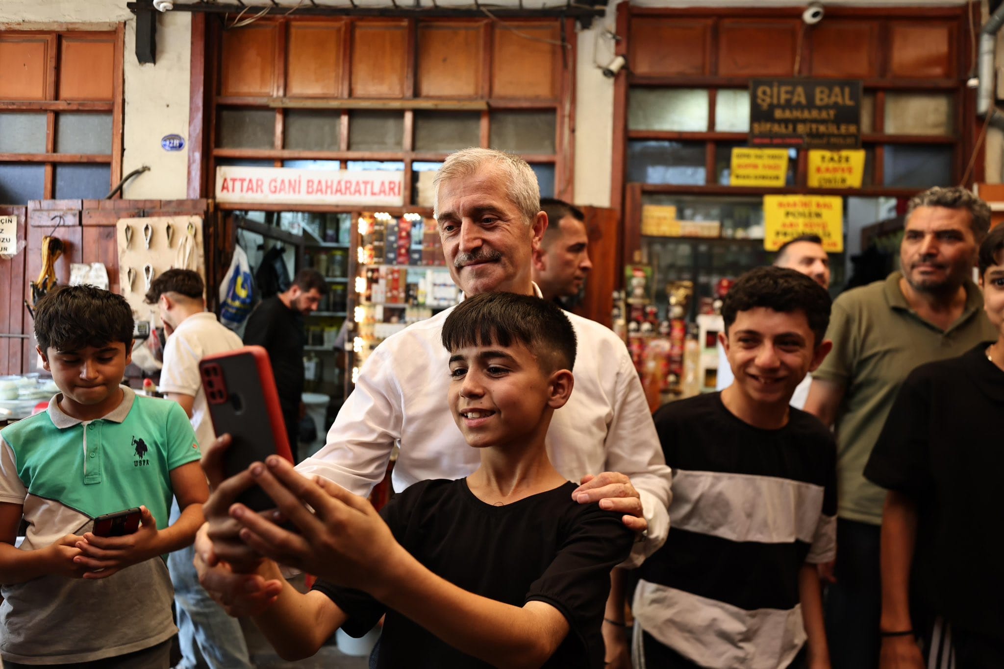 BAŞKAN TAHMAZOĞLU ESNAF VE VATANDAŞLARLA BİR ARAYA GELİYOR 