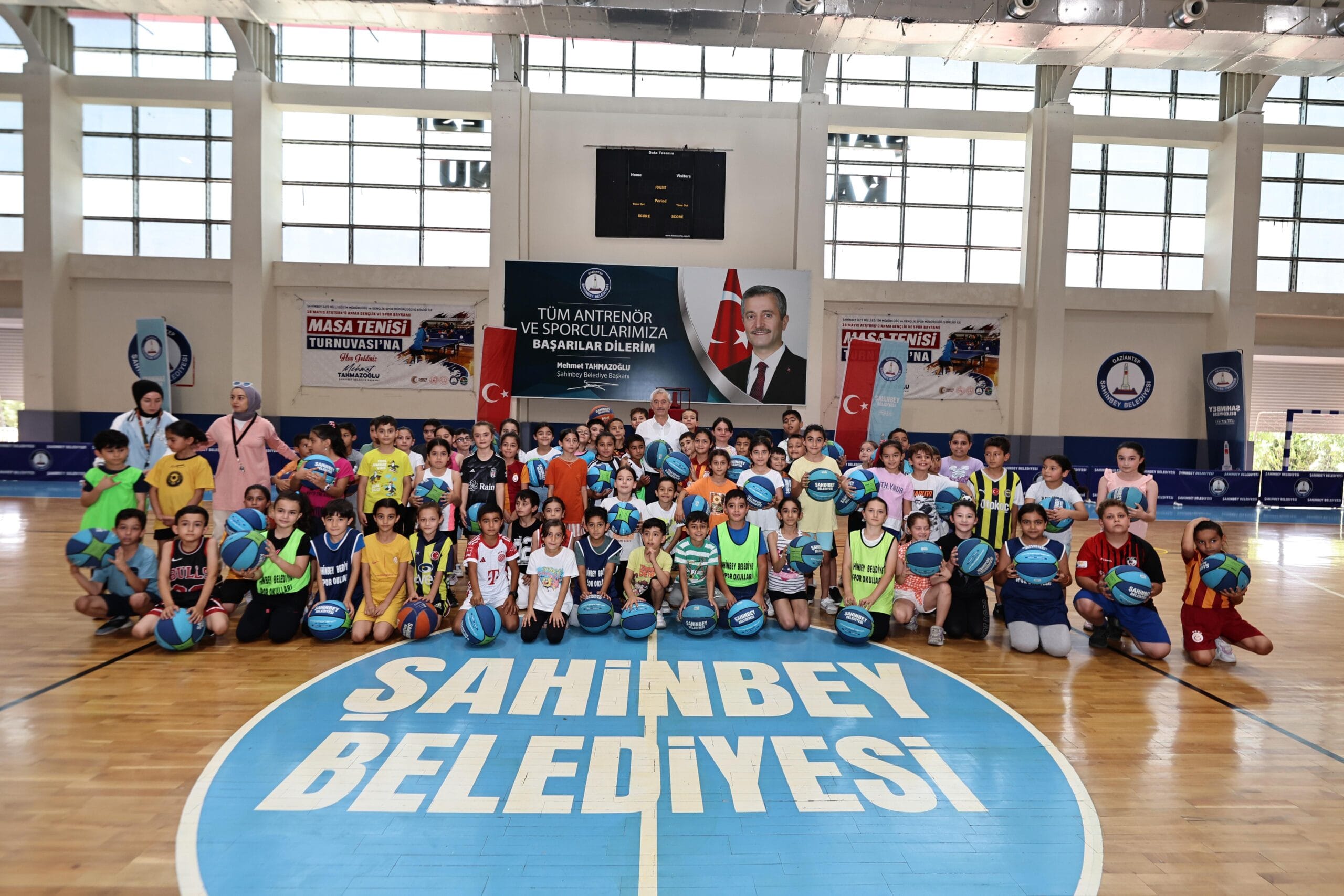 BAŞKAN TAHMAZOĞLU “GENÇLERİMİZ EN AZ BİR BRANŞTA SPOR YAPMALI”