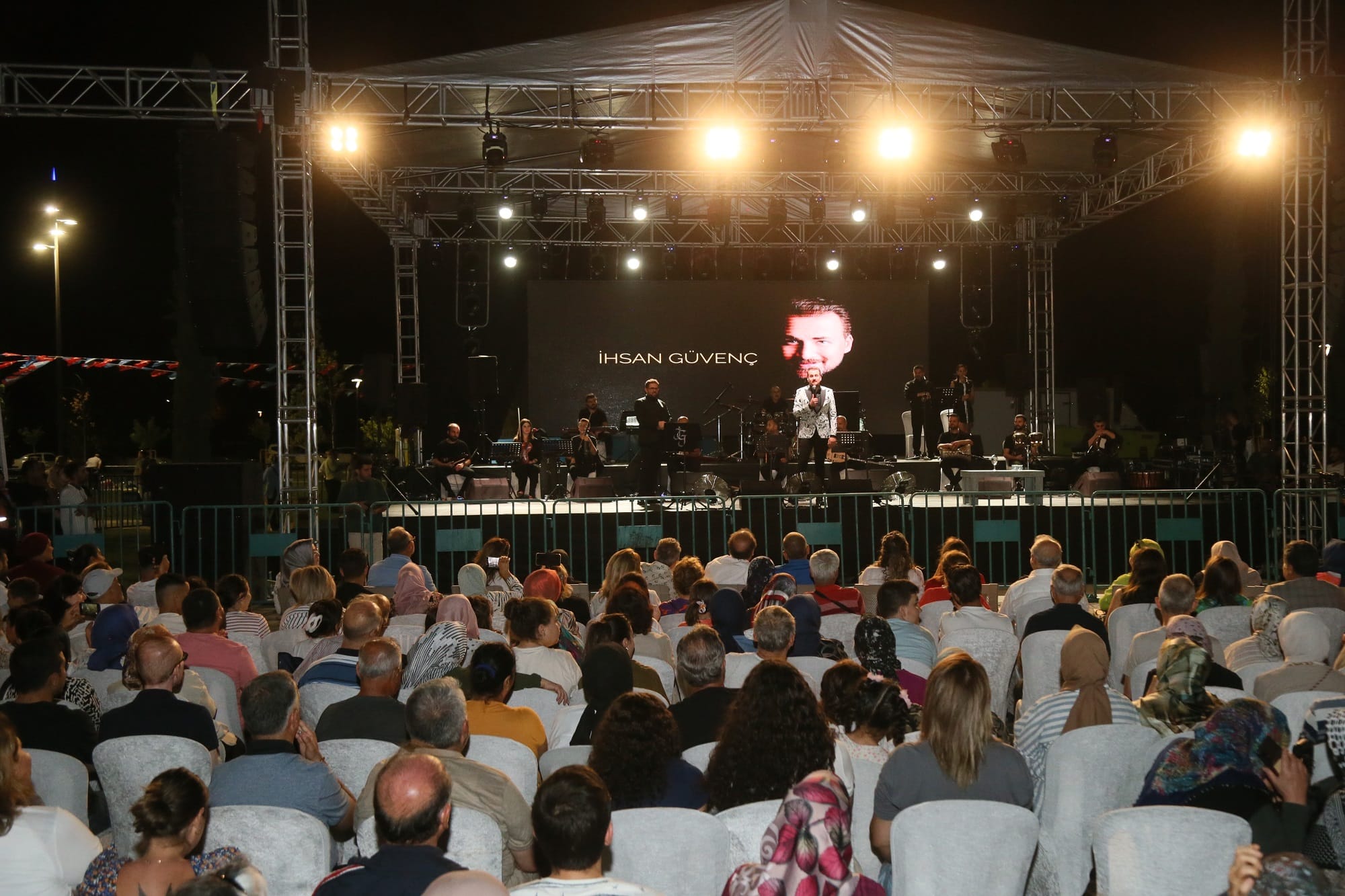 HEMŞEHRİ DERNEKLERİ FESTİVALİ’NDE İHSAN GÜVENÇ RÜZGARI ESTİ