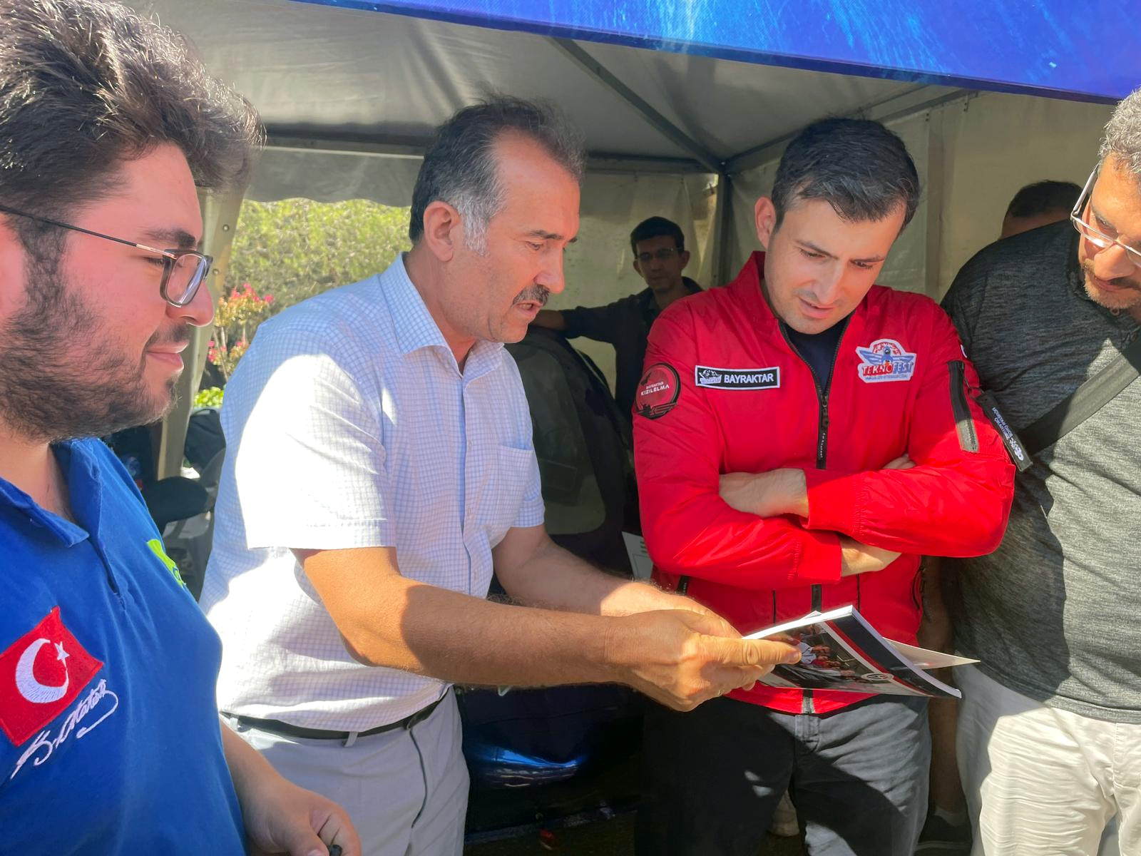 SELÇUK BAYRAKTAR, GAÜN STANDINI ZİYARET ETTİ