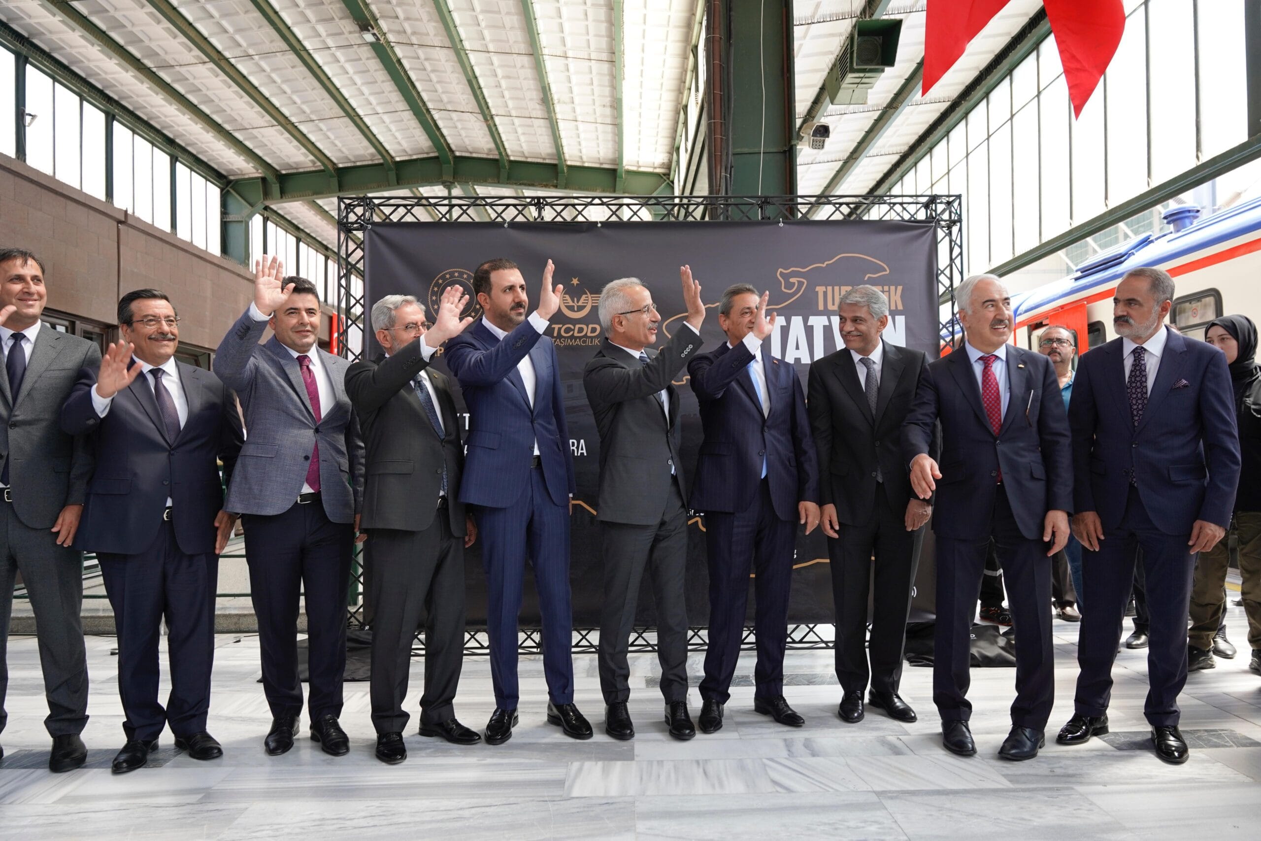 TURİSTİK TATVAN TRENİ YOLA ÇIKTI