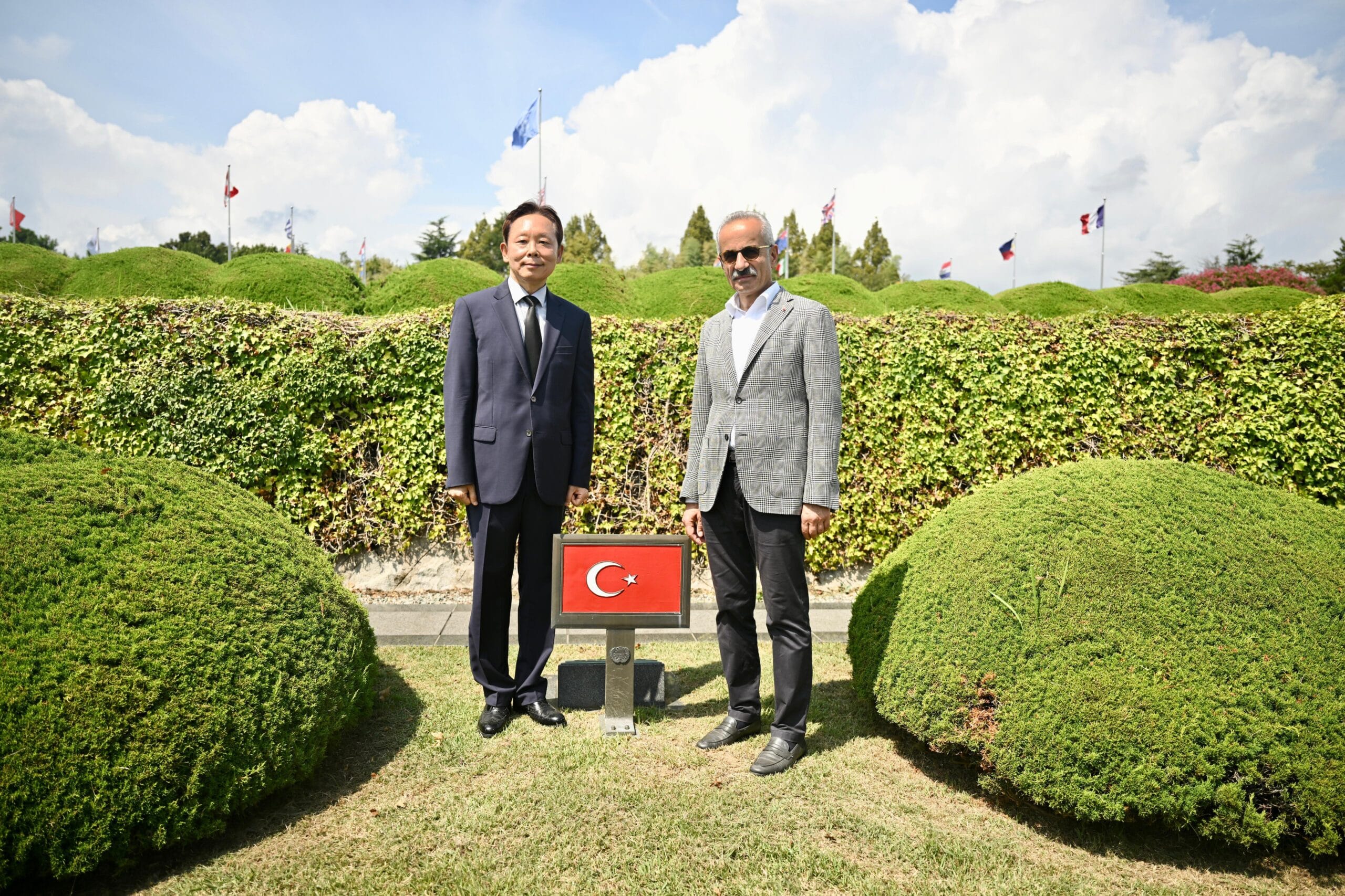 BAKAN URALOĞLU, BUSAN’DA YATAN KORE ŞEHİTLERİNİ ZİYARET ETTİ
