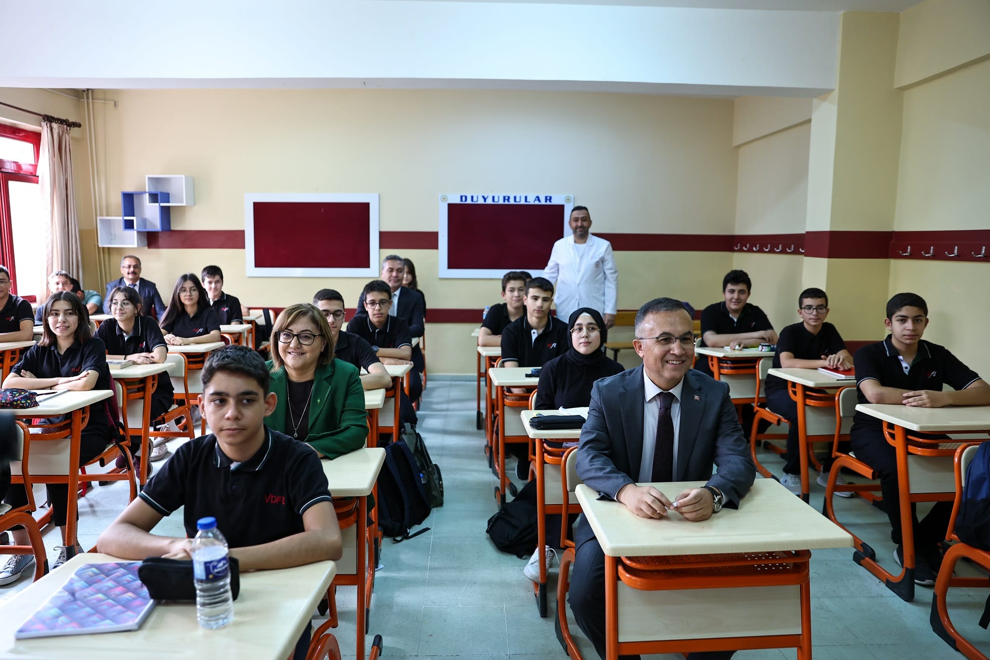 BAŞKAN ŞAHİN’DEN OKULUN İLK GÜNÜ ÖĞRETMEN VE ÖĞRENCİLERE İNDİRİM MÜJDESİ