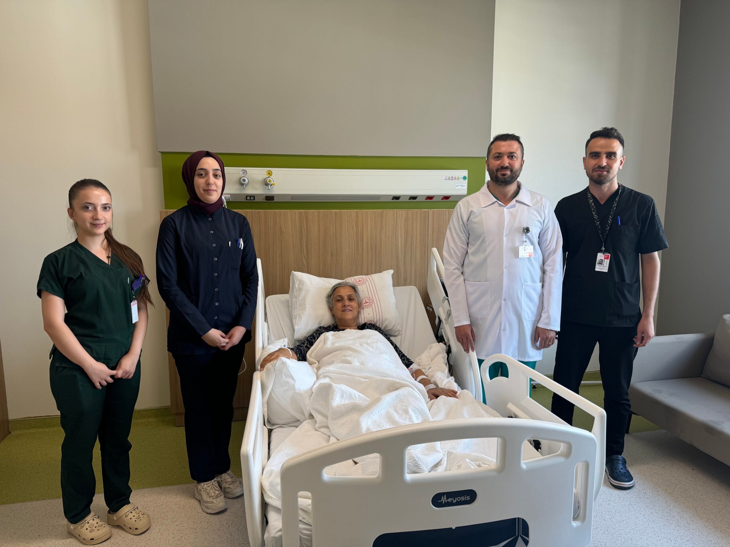 KALIN BAĞIRSAK KANSERİ HASTA  DOĞAL DELİK CERRAHİSİYLE SAĞLIĞINA KAVUŞTU