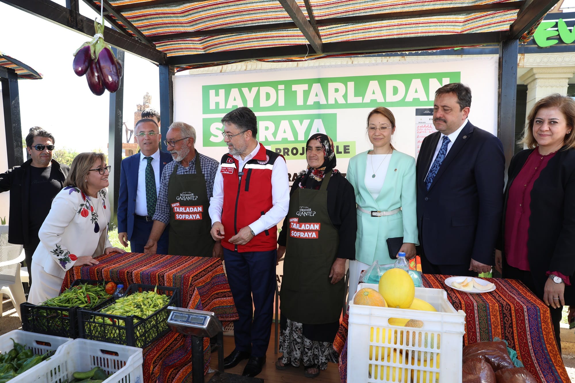 BAKAN YUMAKLI’DAN FATMA ŞAHİN’E ATOM KARINCA BENZETMESİ!