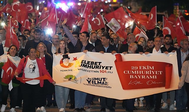 ŞEHİTKÂMİL, CUMHURİYET İÇİN YÜRÜDÜ