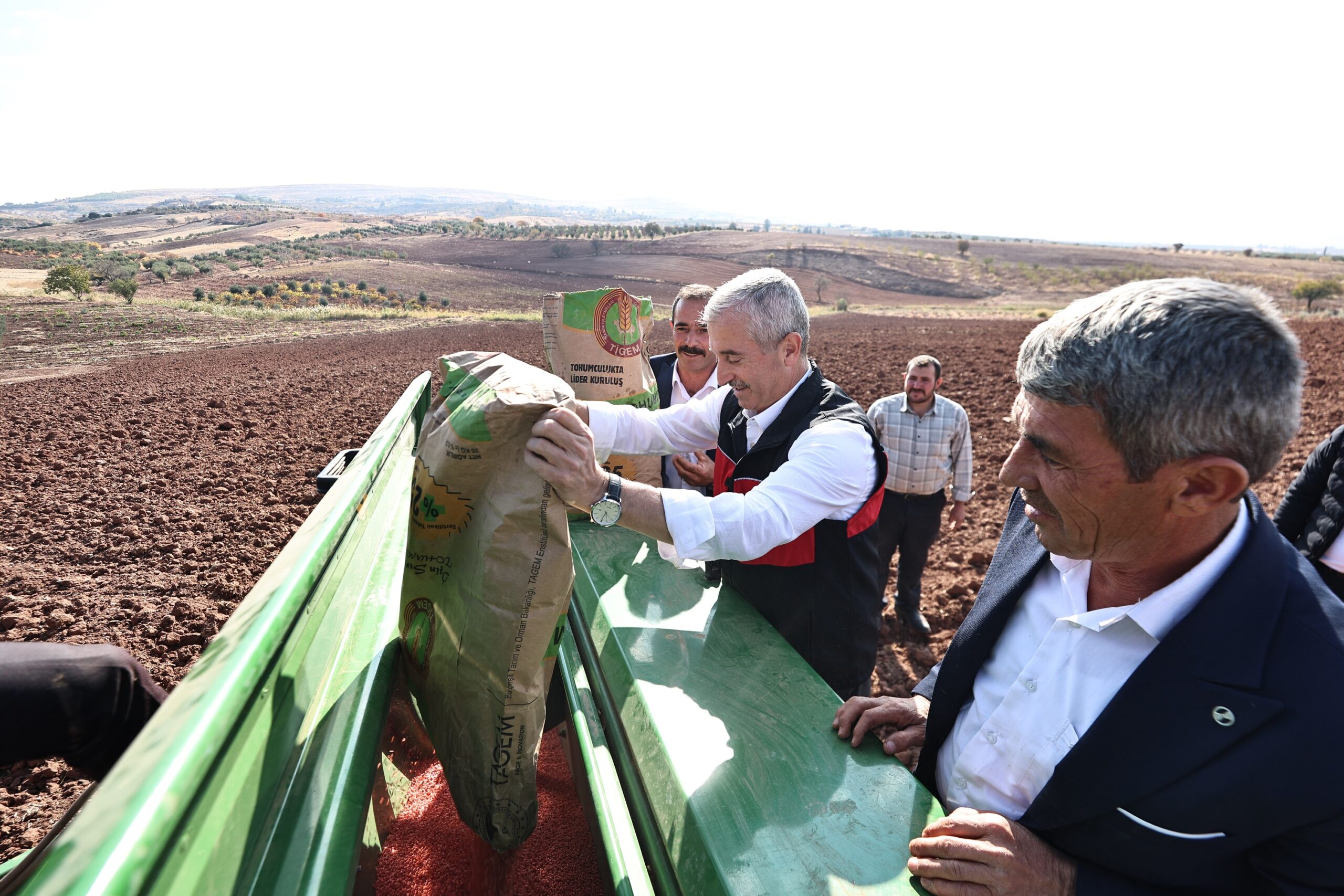 BAŞKAN TAHMAZOĞLU DAĞITTIĞI TOHUMLARI ÇİFTÇİLERLE EKTİ