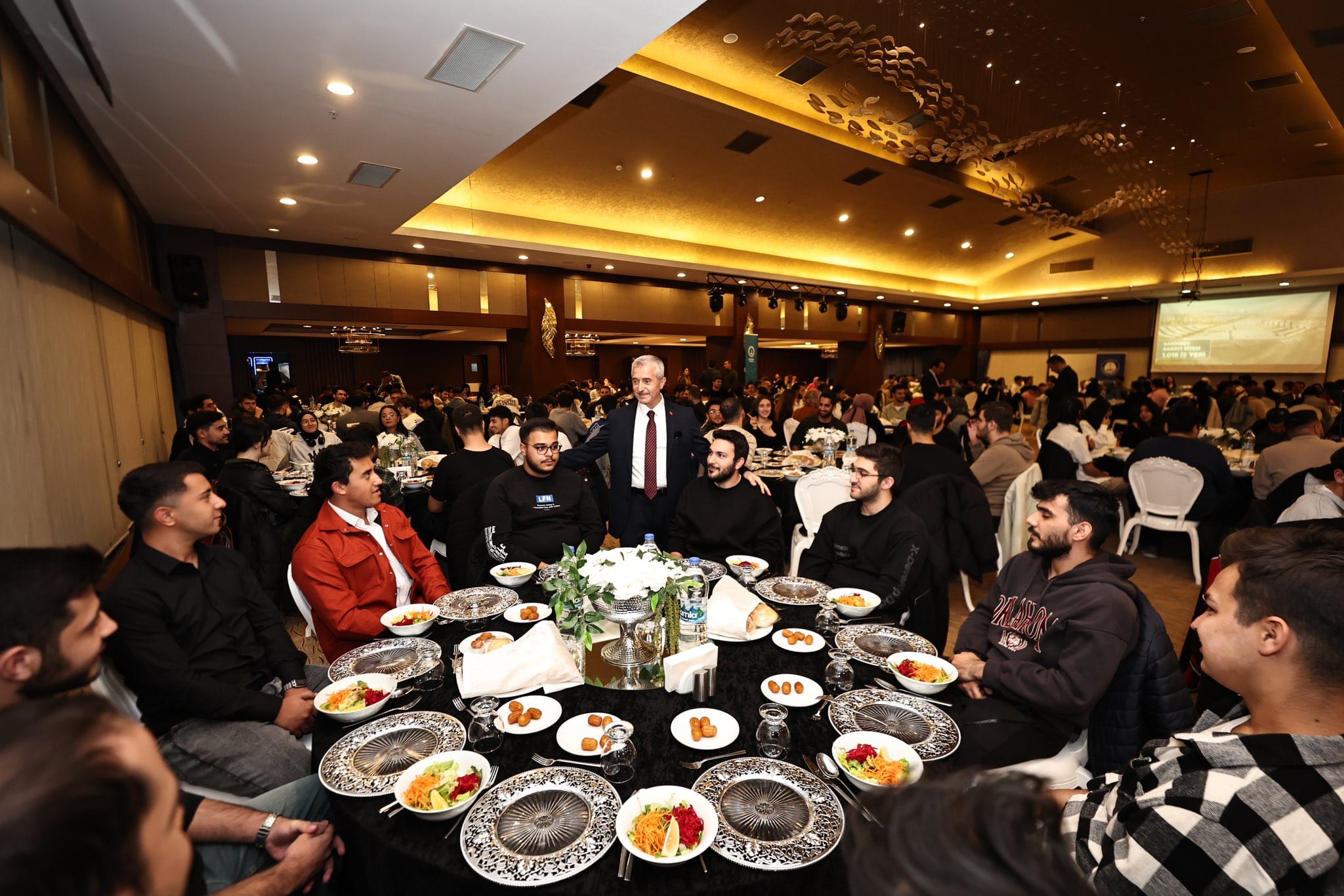 BAŞKAN TAHMAZOĞLU ŞAHİNBEYLİ ÖĞRENCİLERLE ELAZIĞ’DA BULUŞTU