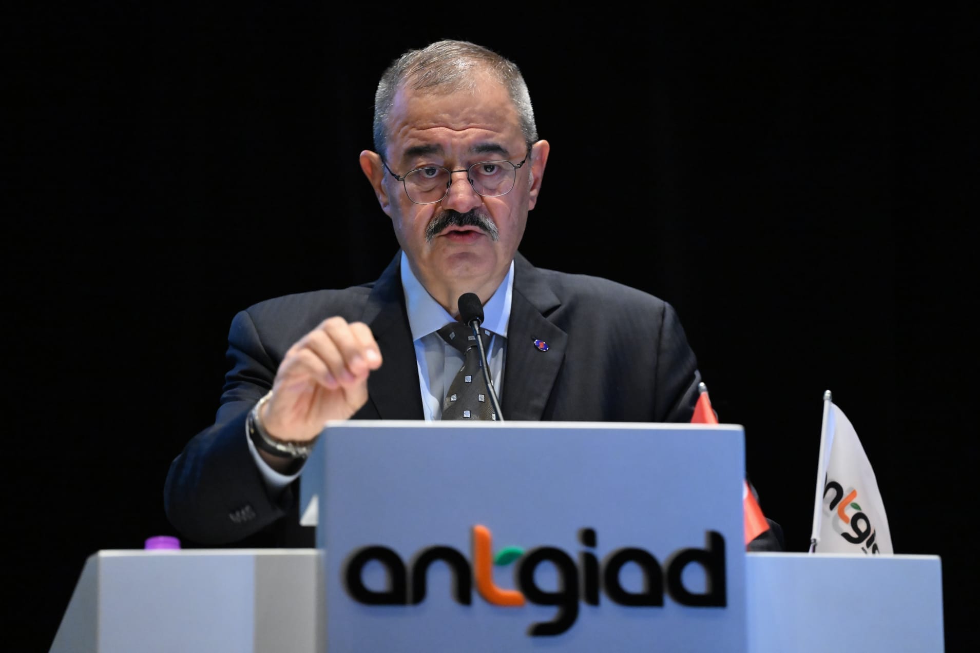 SANKO HOLDİNG YÖNETİM KURULU BAŞKANI ADİL SANİ KONUKOĞLU, ANTGİAD KASIM AYI OLAĞAN GENİŞLETİLMİŞ ÜYE TOPLANTISINA KONUŞMACI OLARAK KATILDI