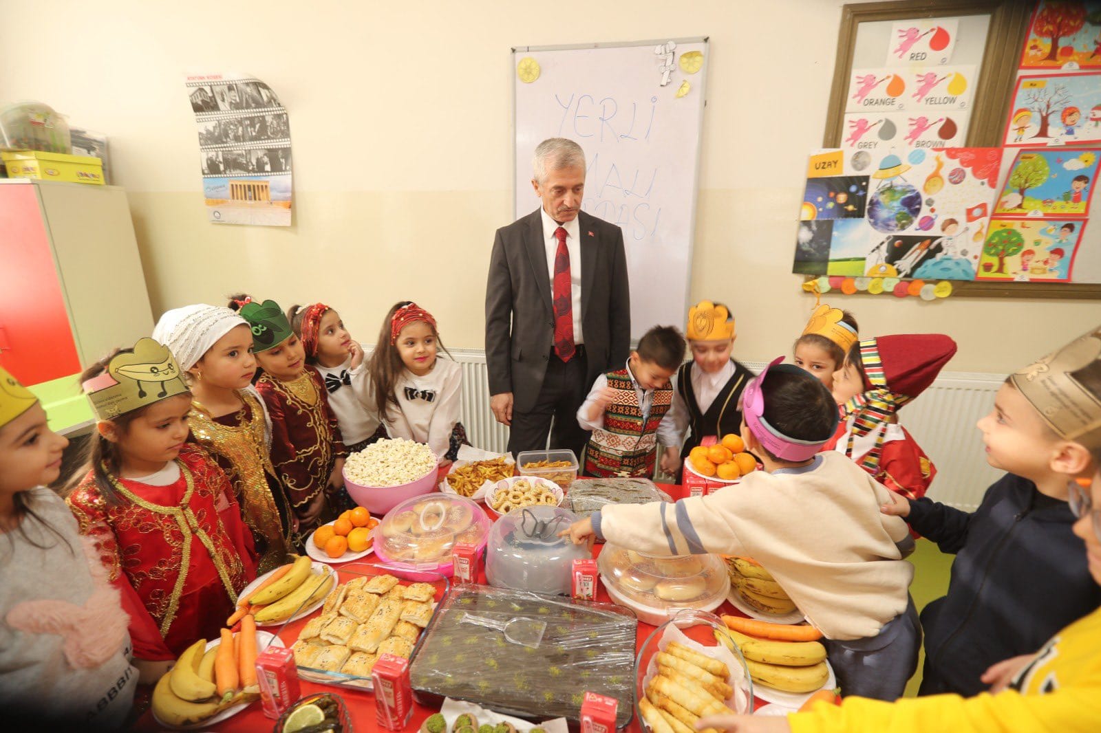 BAŞKAN TAHMAZOĞLU, YERLİ MALI HAFTASI’NDA MİNİKLERLE BULUŞTU