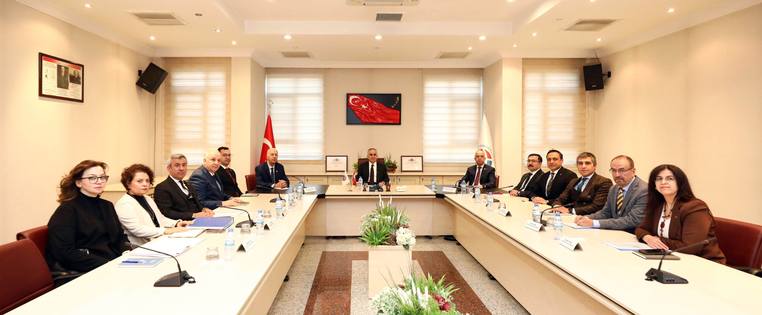 GAÜN REKTÖRÜ PROF. DR. DOĞAN DAİRE BAŞKANLARIYLA DEĞERLENDİRME TOPLANTISI YAPTI