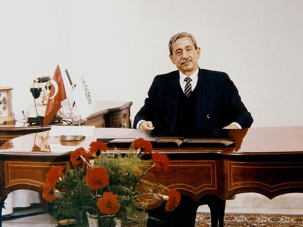 KURUCU BAŞKANIMIZ MERHUM SANİ KONUKOĞLU’NUN ARAMIZDAN AYRILIŞININ 31’İNCİ YILI 