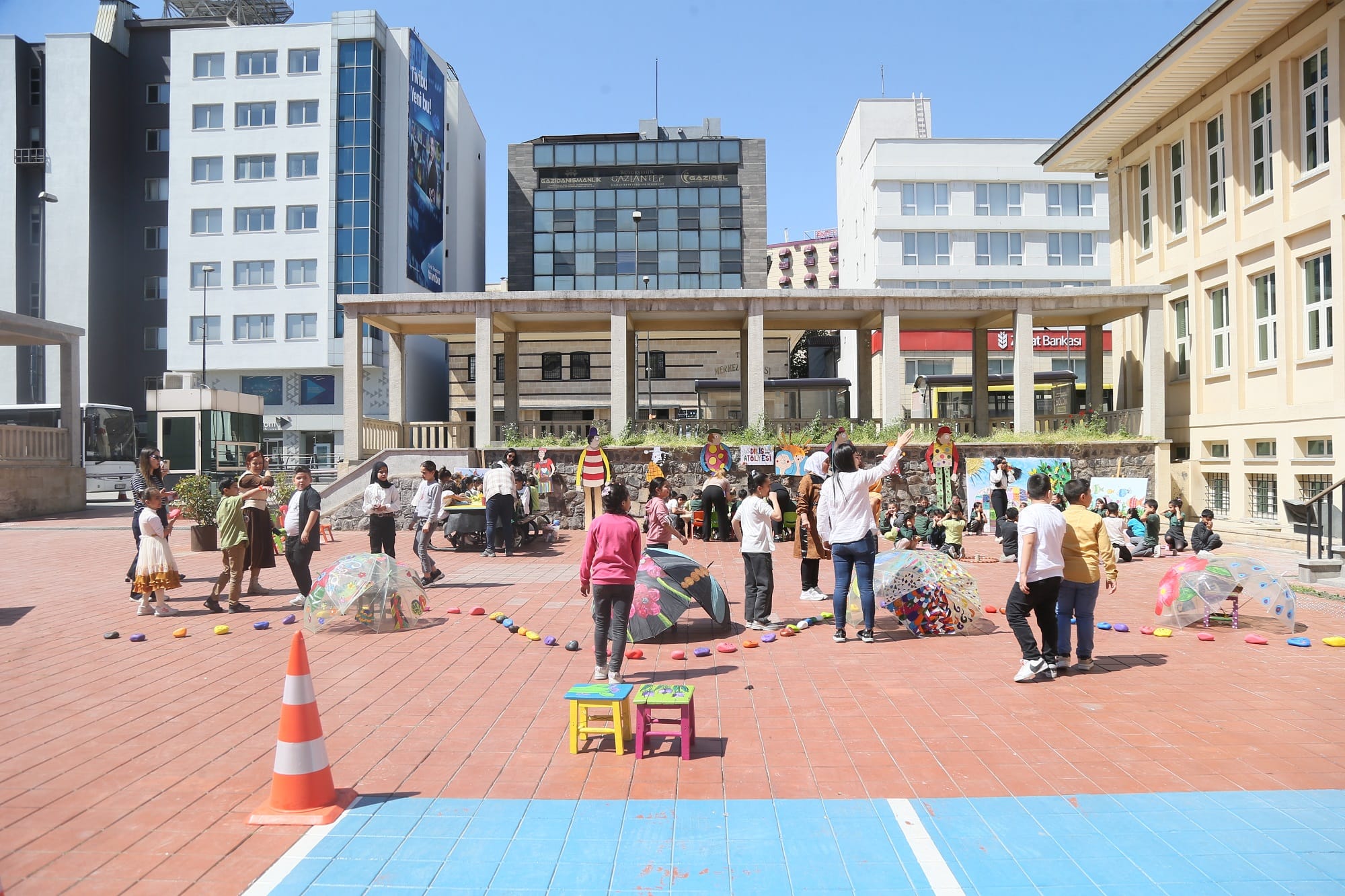 SANATIN KALBİ KAHRAMAN EMMİOĞLU KÜLTÜR VE SANAT MERKEZİ’NDE ATIYOR