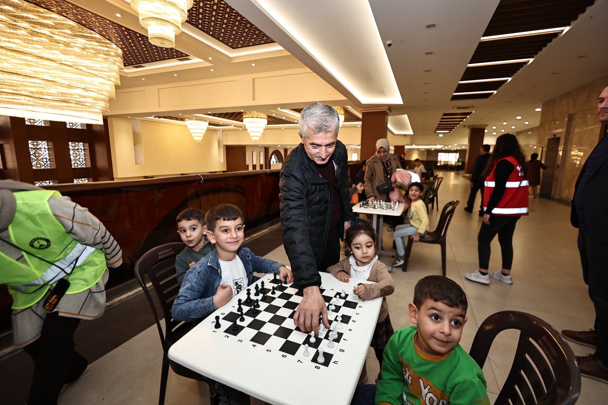 ŞAHİNBEY BELEDİYESİ’NİN ÇOCUK ŞENLİĞİ KAPILARINI AÇTI 