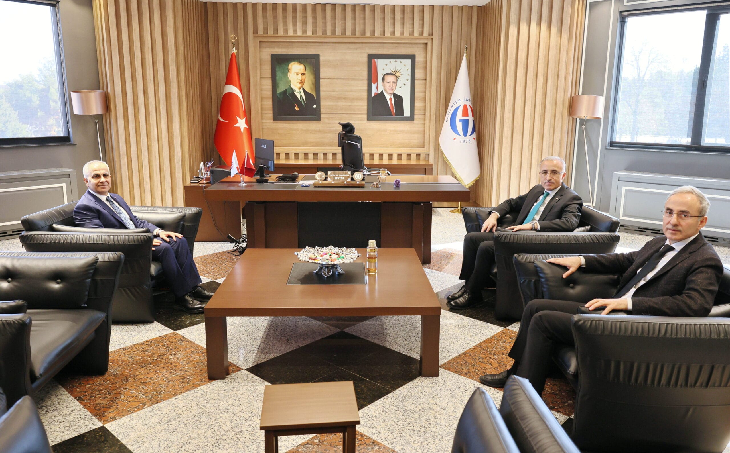 YÖK ÜYESİ PROF. DR. HÜSEYİN KARAMAN’DAN GAÜN REKTÖRÜ DOĞAN’A ZİYARET 
