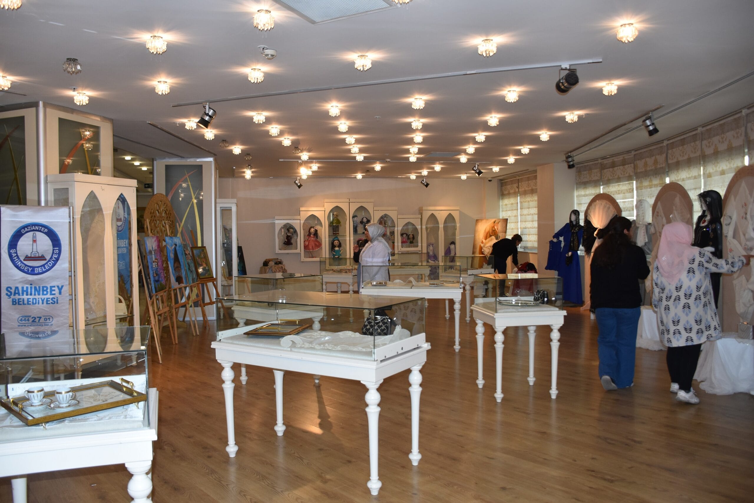 ŞAHİNBEY BELEDİYESİ KURSİYERLERİ EL İŞİ GÖZ NURU ESERLERİNİ SERGİLEDİ 