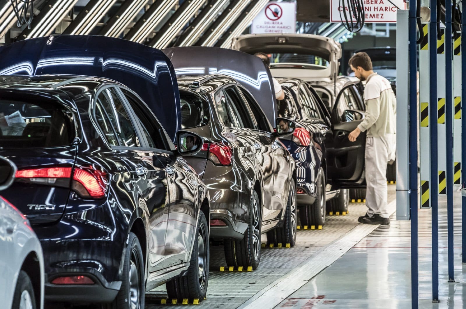 Otomotiv satışlarında düşüş ivmesi sürüyor