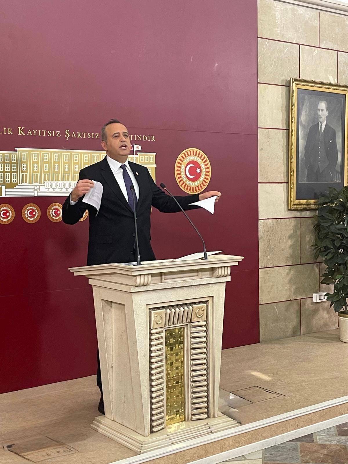 CANLI YAYINDA DOĞALGAZ FATURASINI YIRTTI