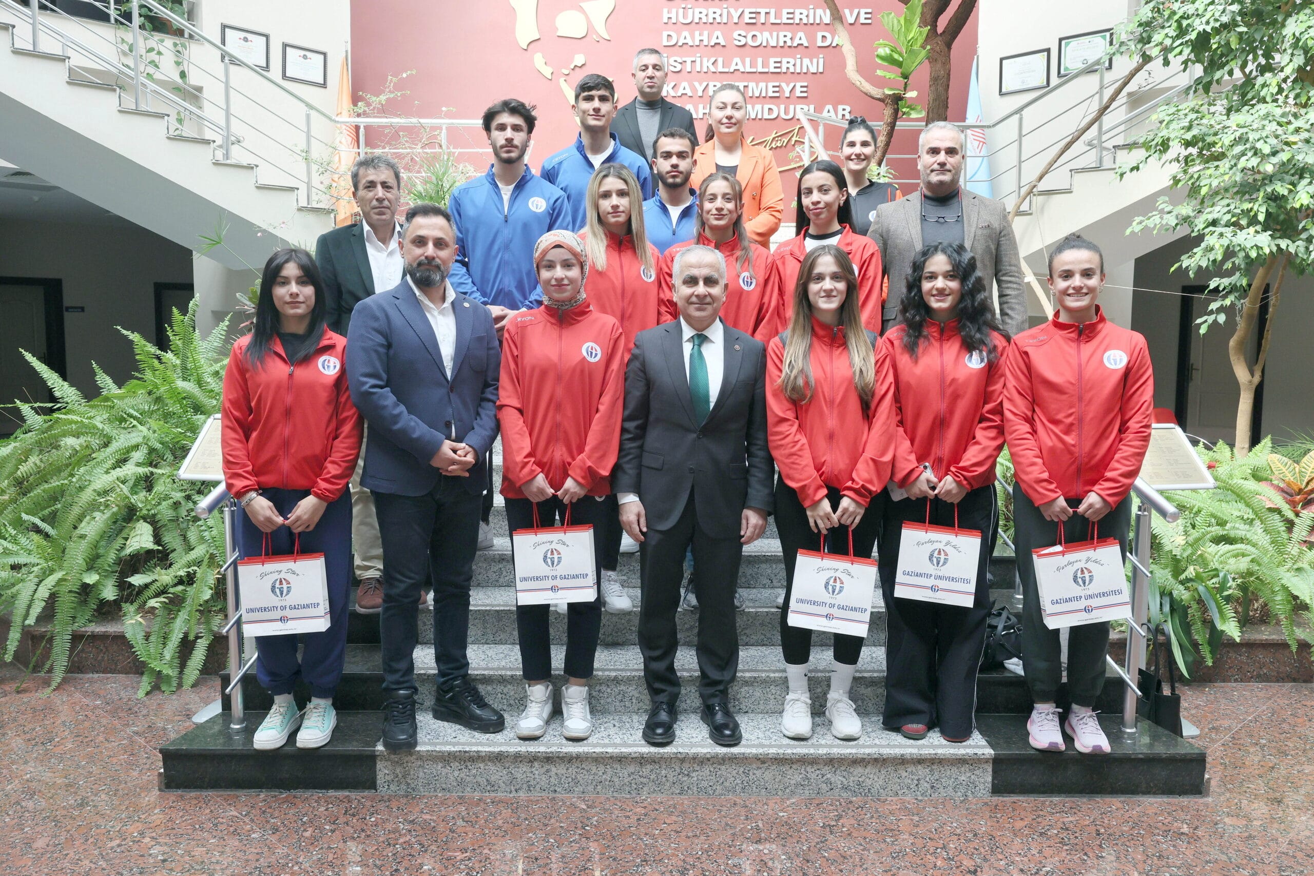 DERECEYE GİREN SPORCULAR REKTÖR PROF. DR. DOĞAN’I ZİYARET ETTİ