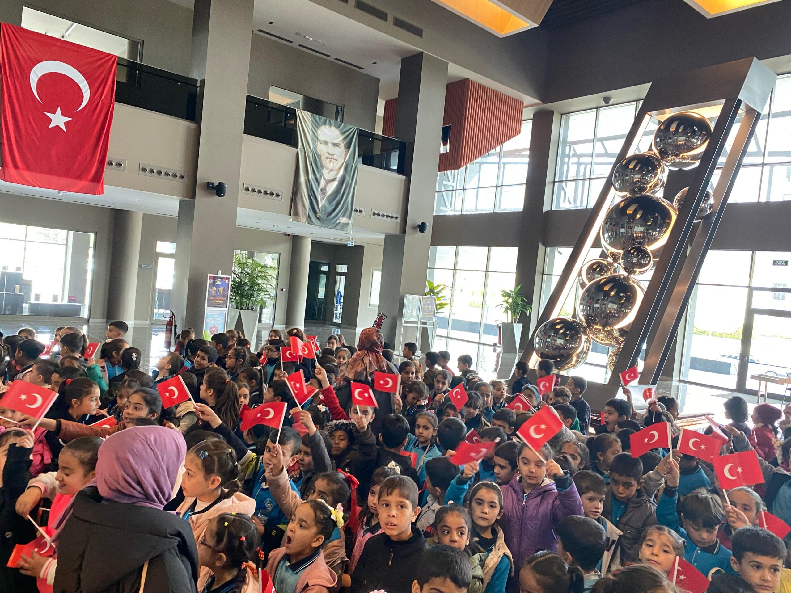 ŞEHİTKAMİL’DE 15 BİN 600 ÇOCUK TİYATRO İZLEDİ…