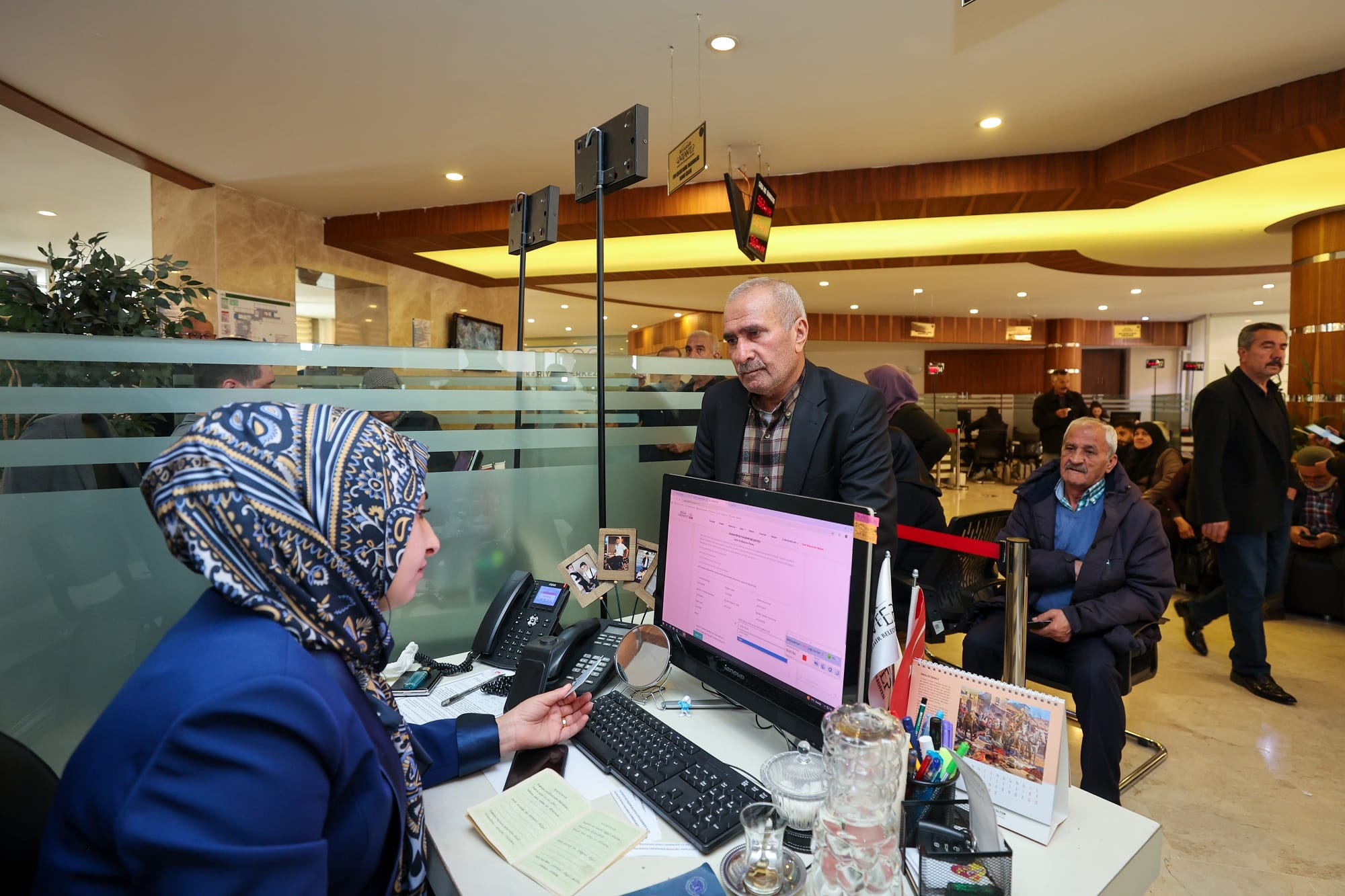 EVLİLİKLERİNDE 41 YILI DOLDURAN ÇİFTLERİN UMRE YOLCULUĞUNA YOĞUN BAŞVURU