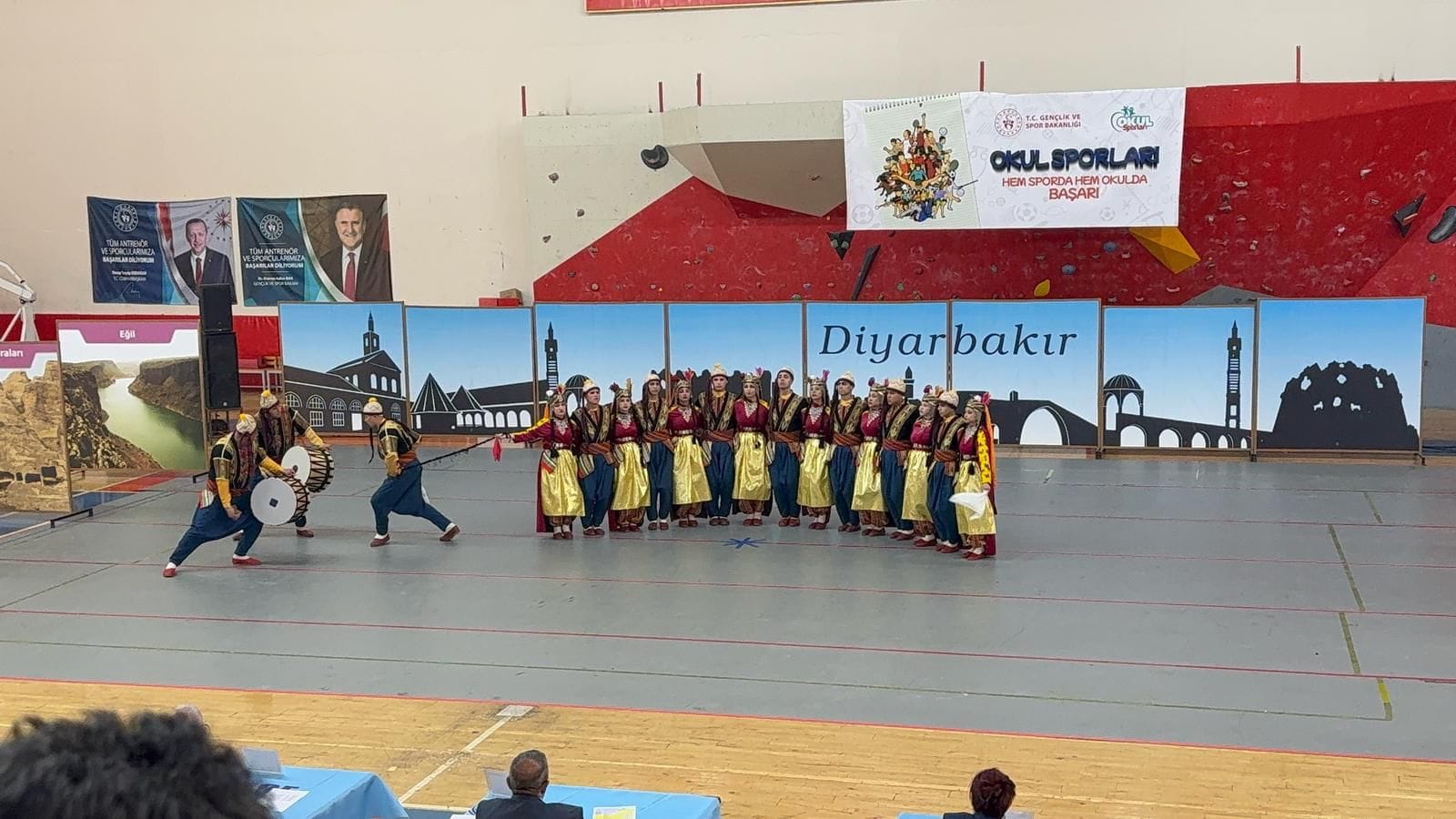 NECİP FAZIL’IN HALK OYUNLARI BAŞARISI!