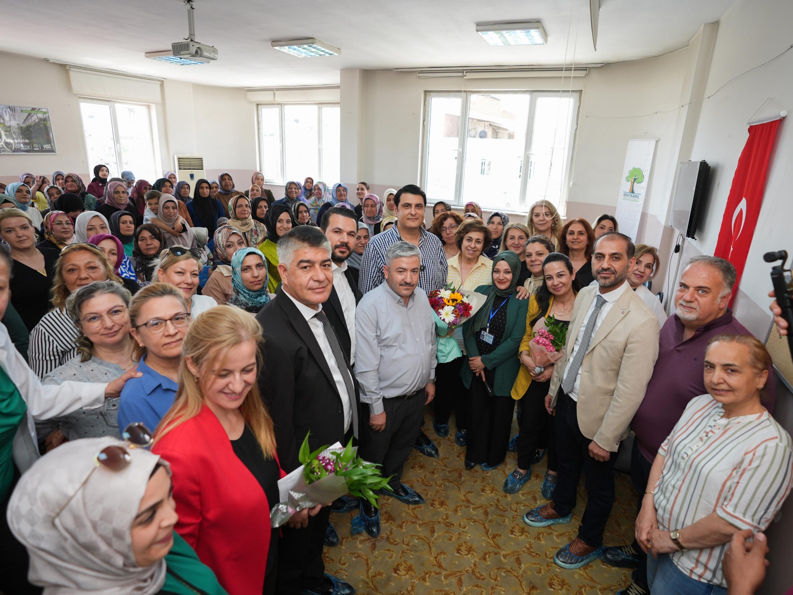 BAŞKAN YILMAZ, BAŞARILI KURSİYERLERE SERTİFİKALARINI TAKDİM ETTİ